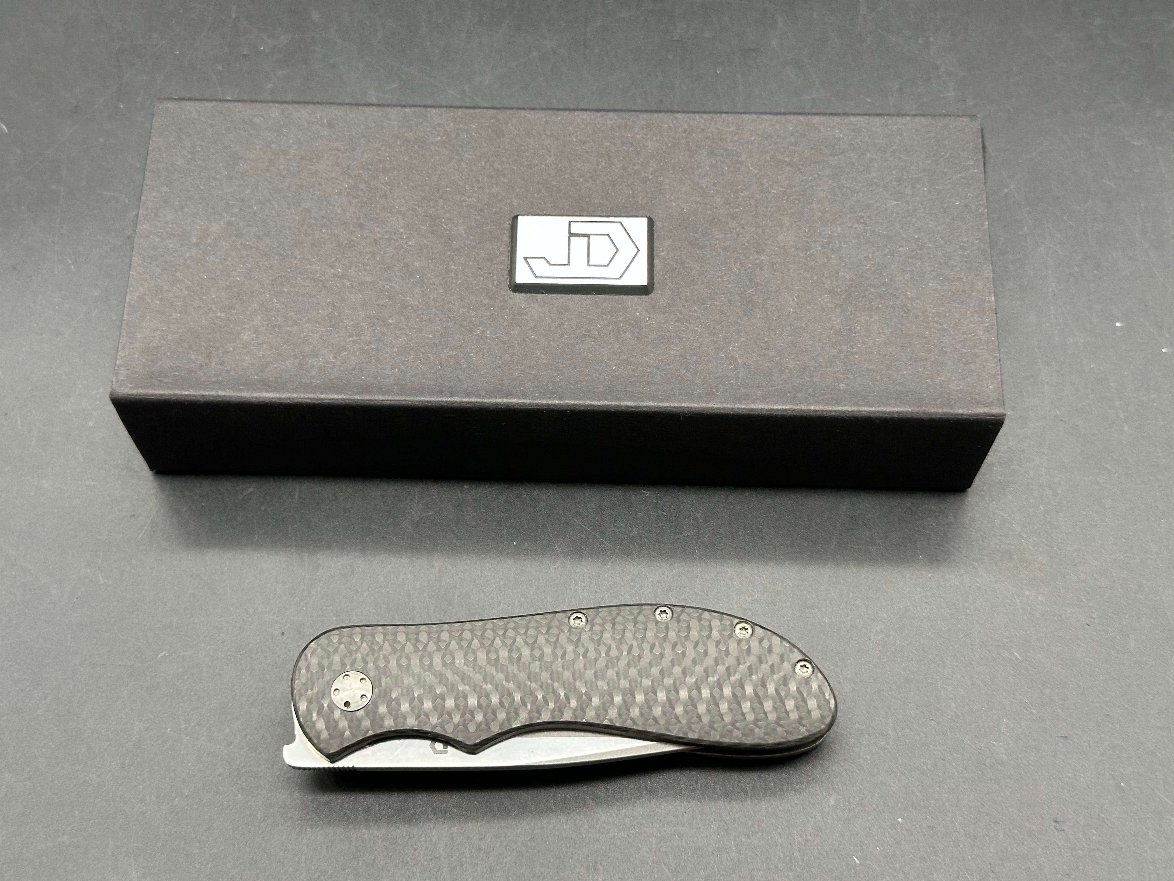 JD Van Deventer EDC Front Flipper 2.75 inch drop point, stone washed two tone N690 blade. Acid tumble titanium frame with carbon fiber handle