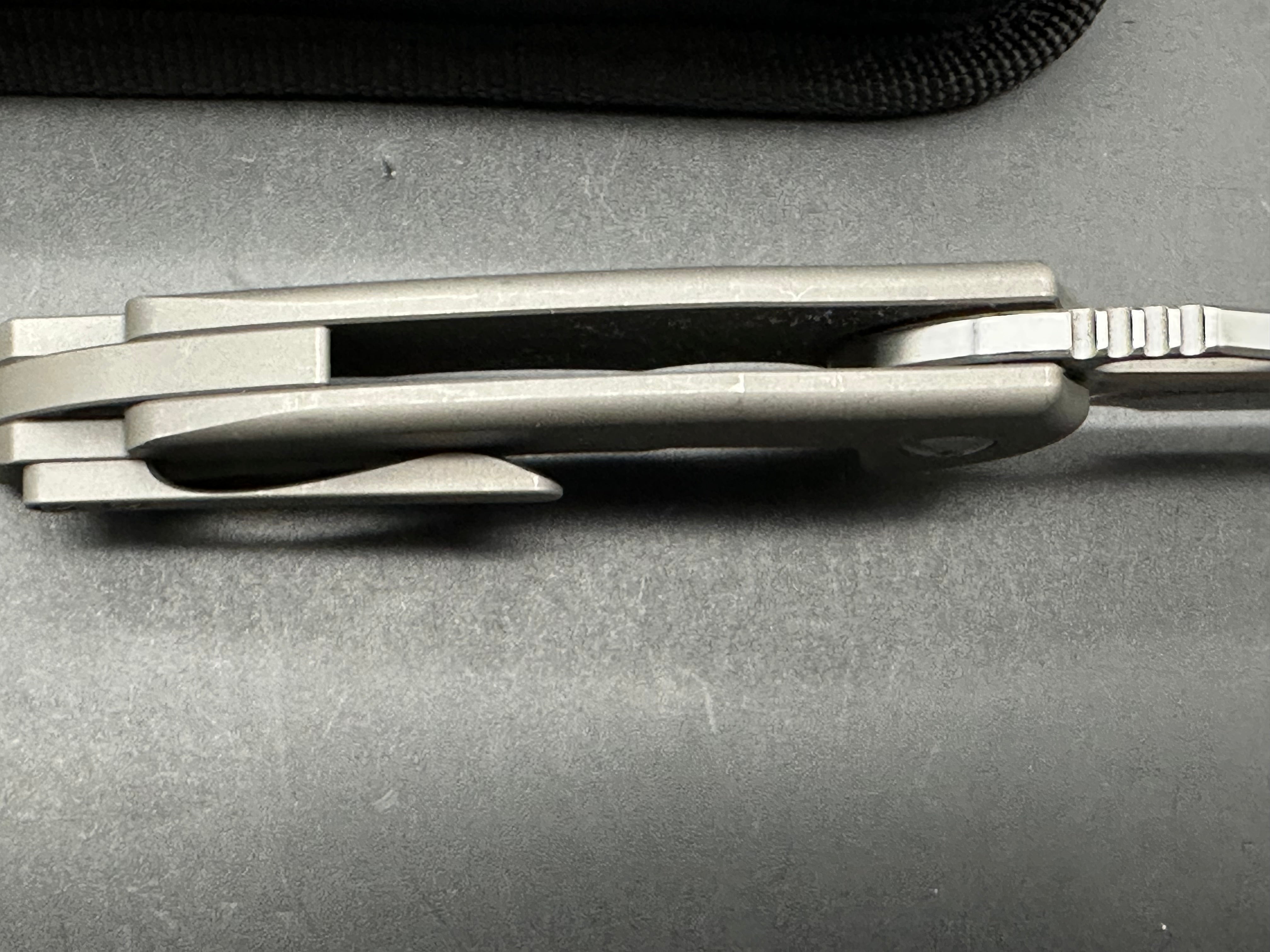 Massdrop Ferrum Forge Falcon: 2.875 inch satin finished S35VN blade Bead blasted titanium frame. Titanium clip