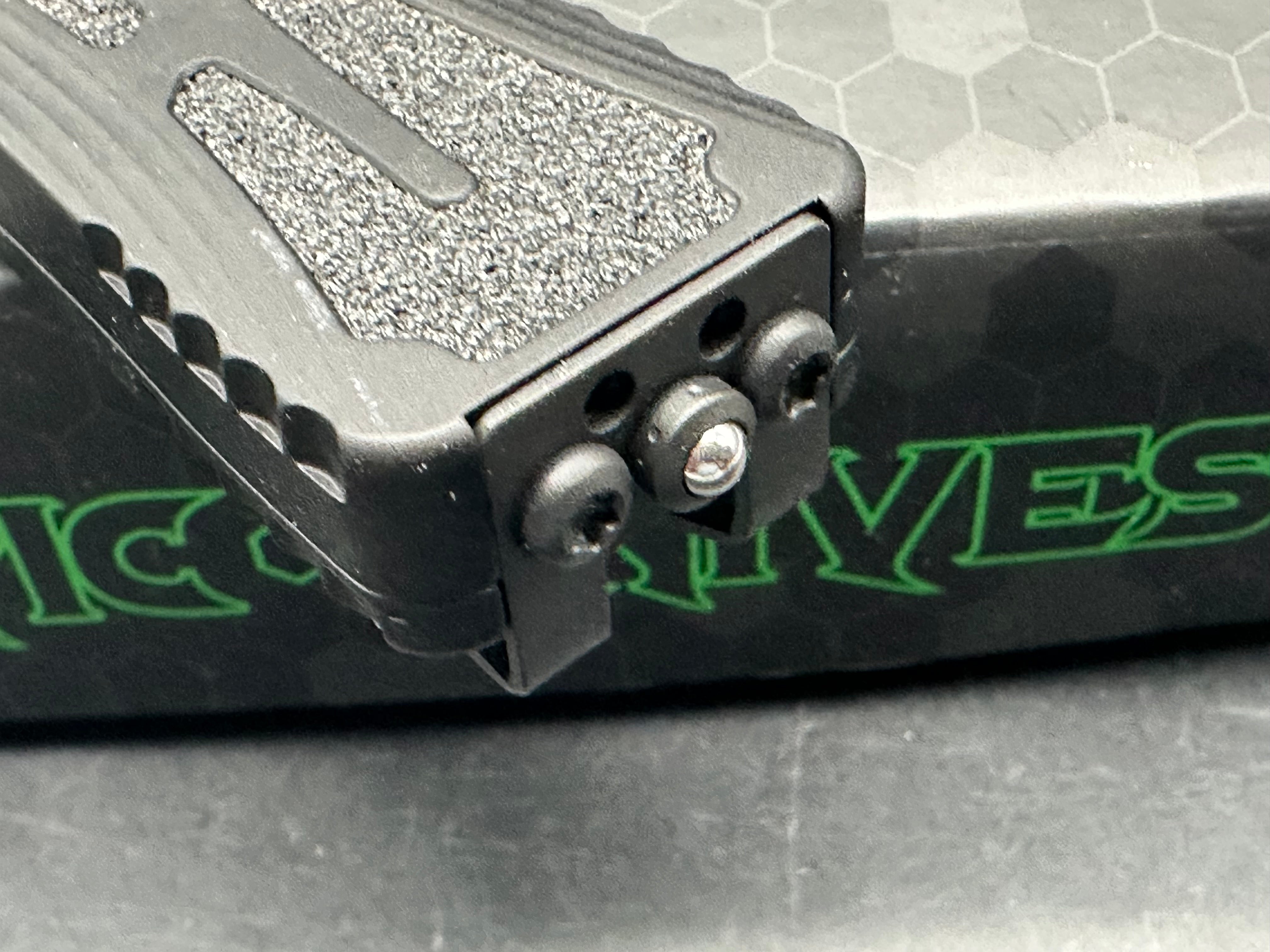 Heretic Colossus Single edge black aluminum Magnacut
