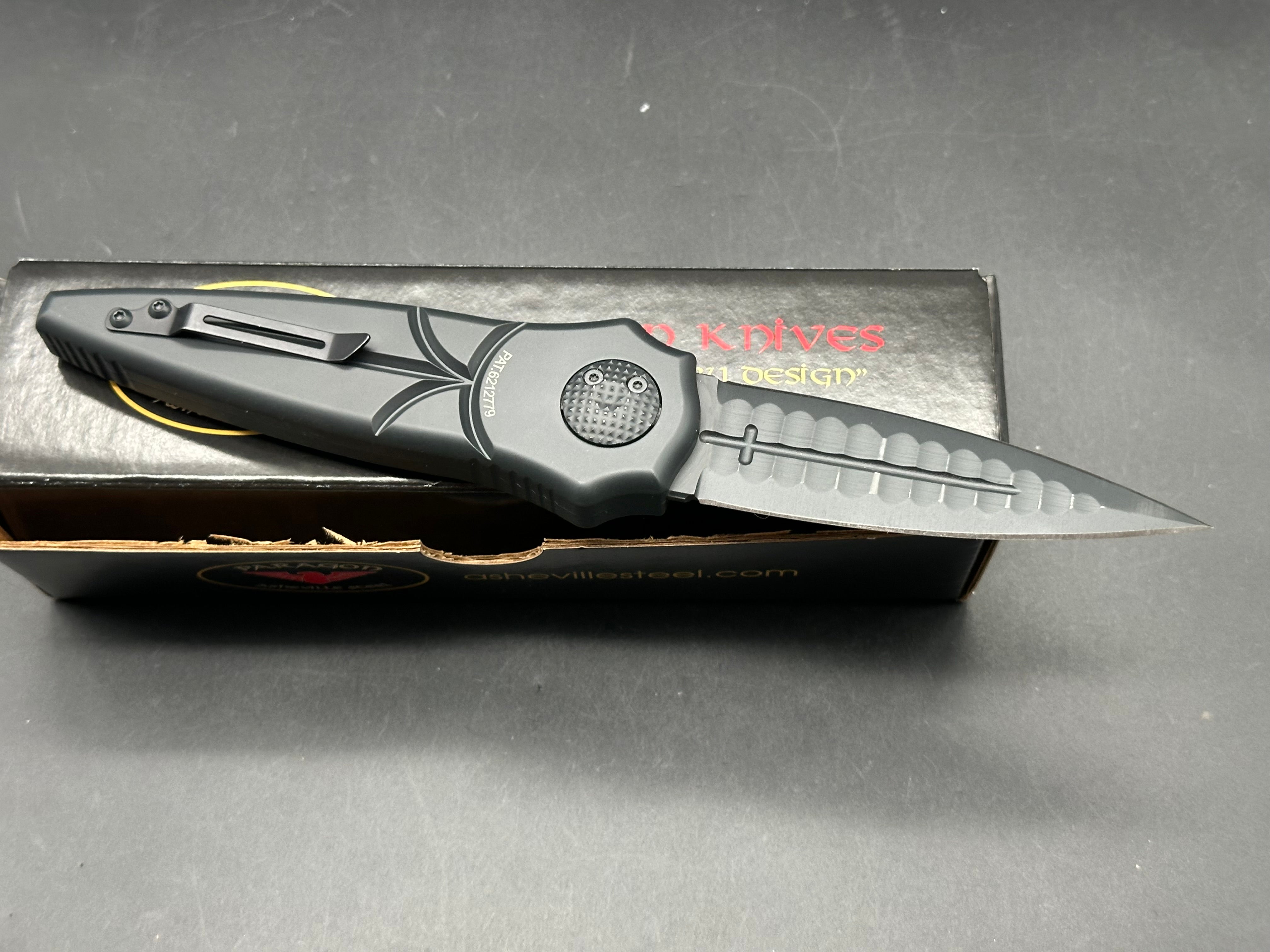 Paragon Warlock: 3.875 inch CPM-S30V blade with double edge. Double pus button split handle opener