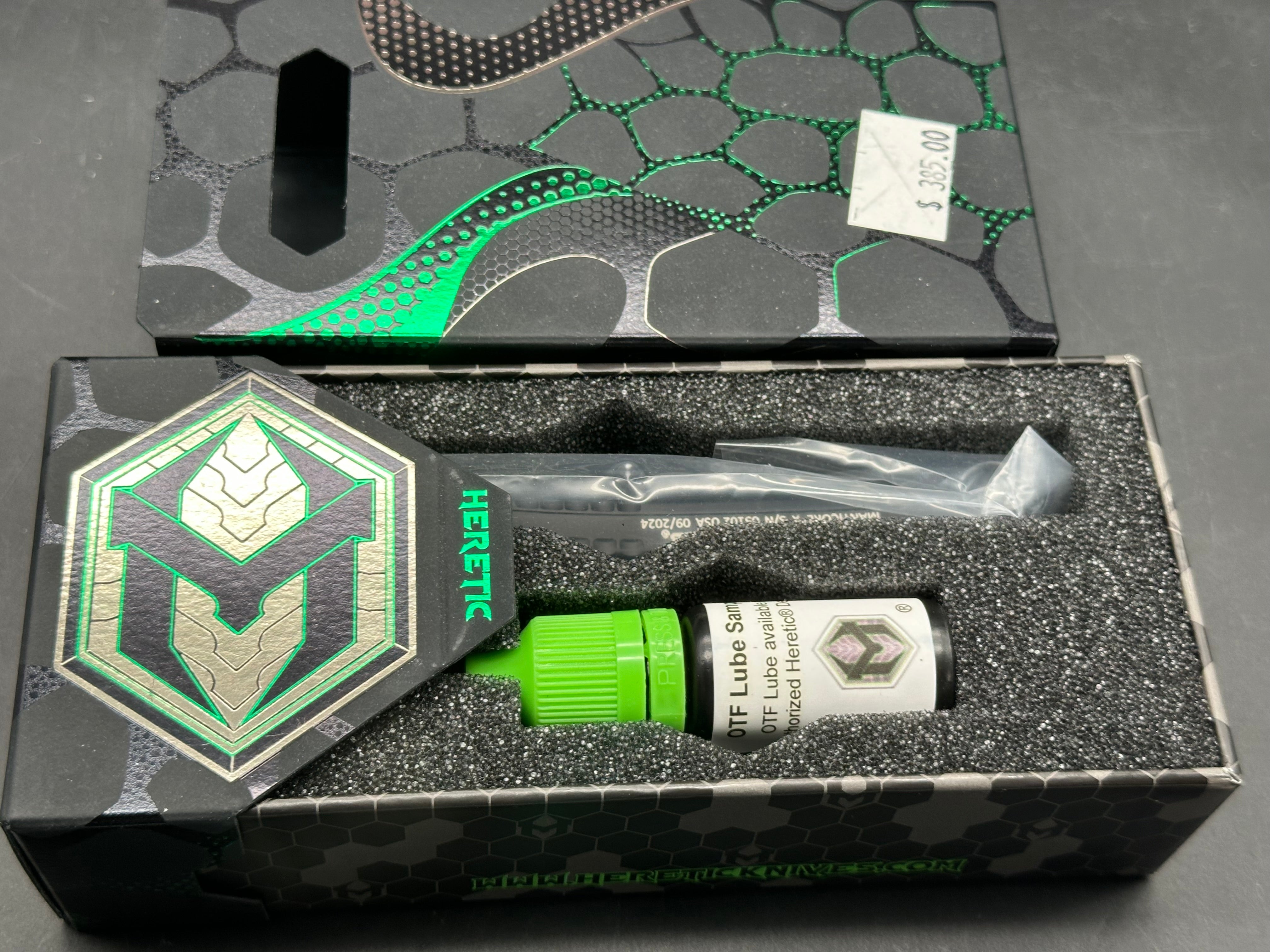 Heretic Manticore-X two-tone DE full serrated grenade grip