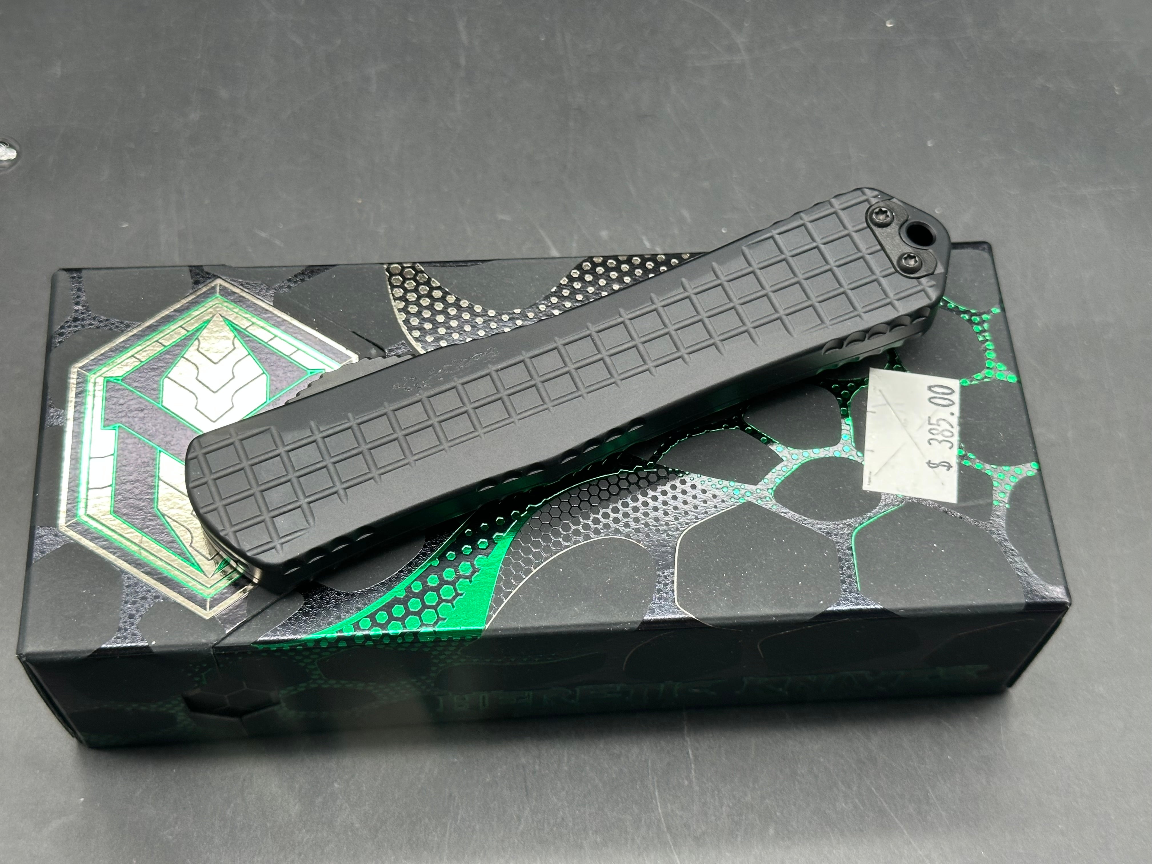 Heretic Manticore-X two-tone DE full serrated grenade grip