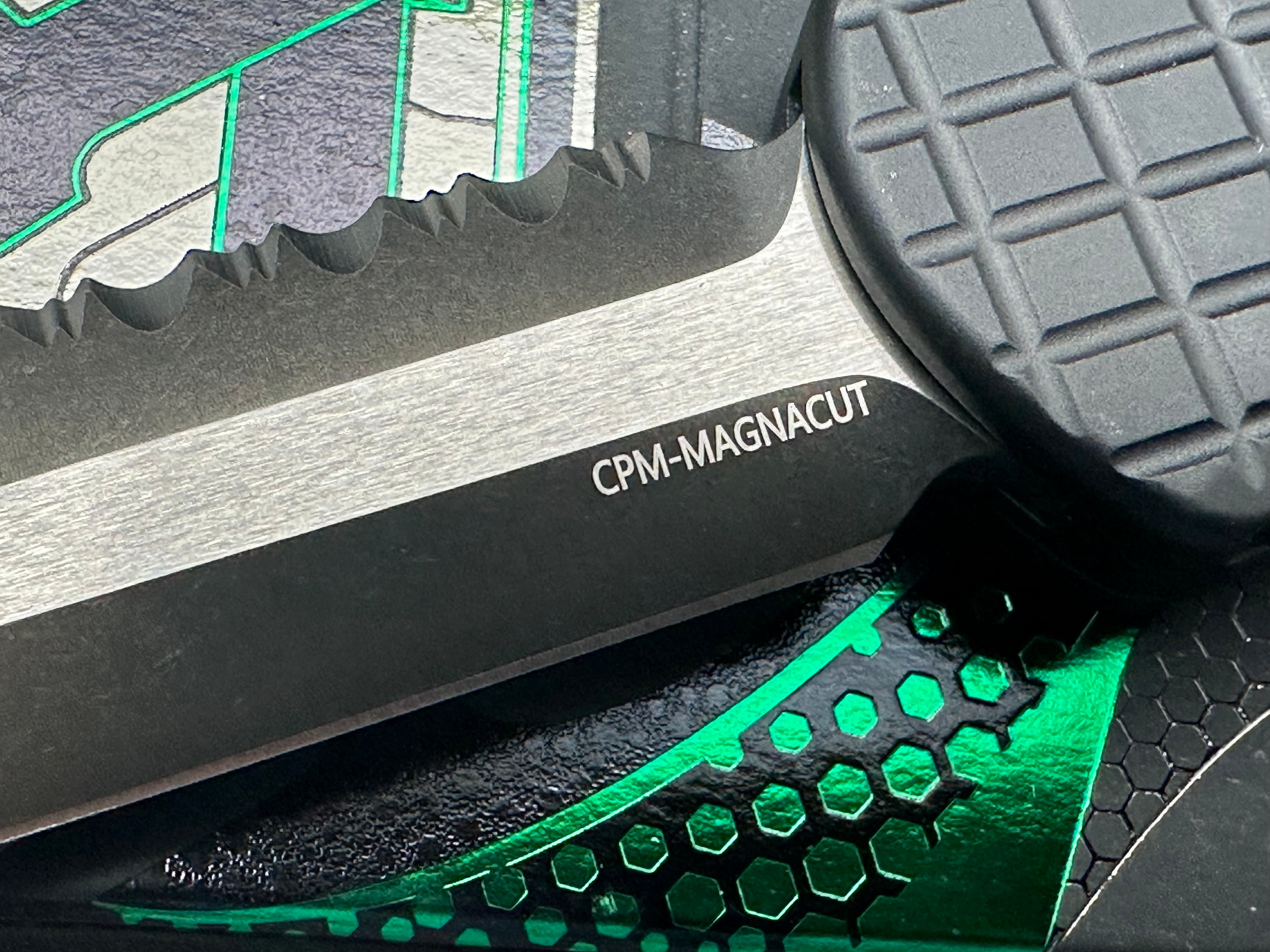 Heretic Manticore-X two-tone DE full serrated grenade grip