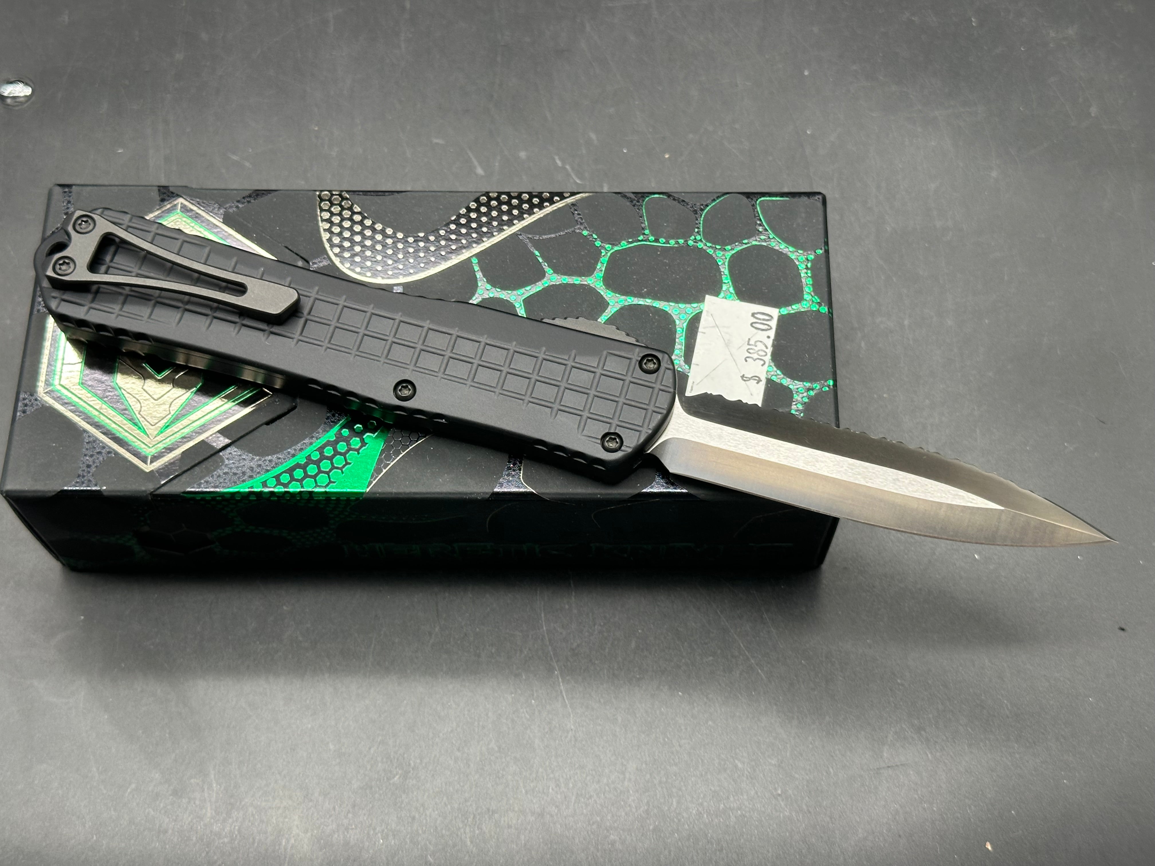 Heretic Manticore-X two-tone DE full serrated grenade grip