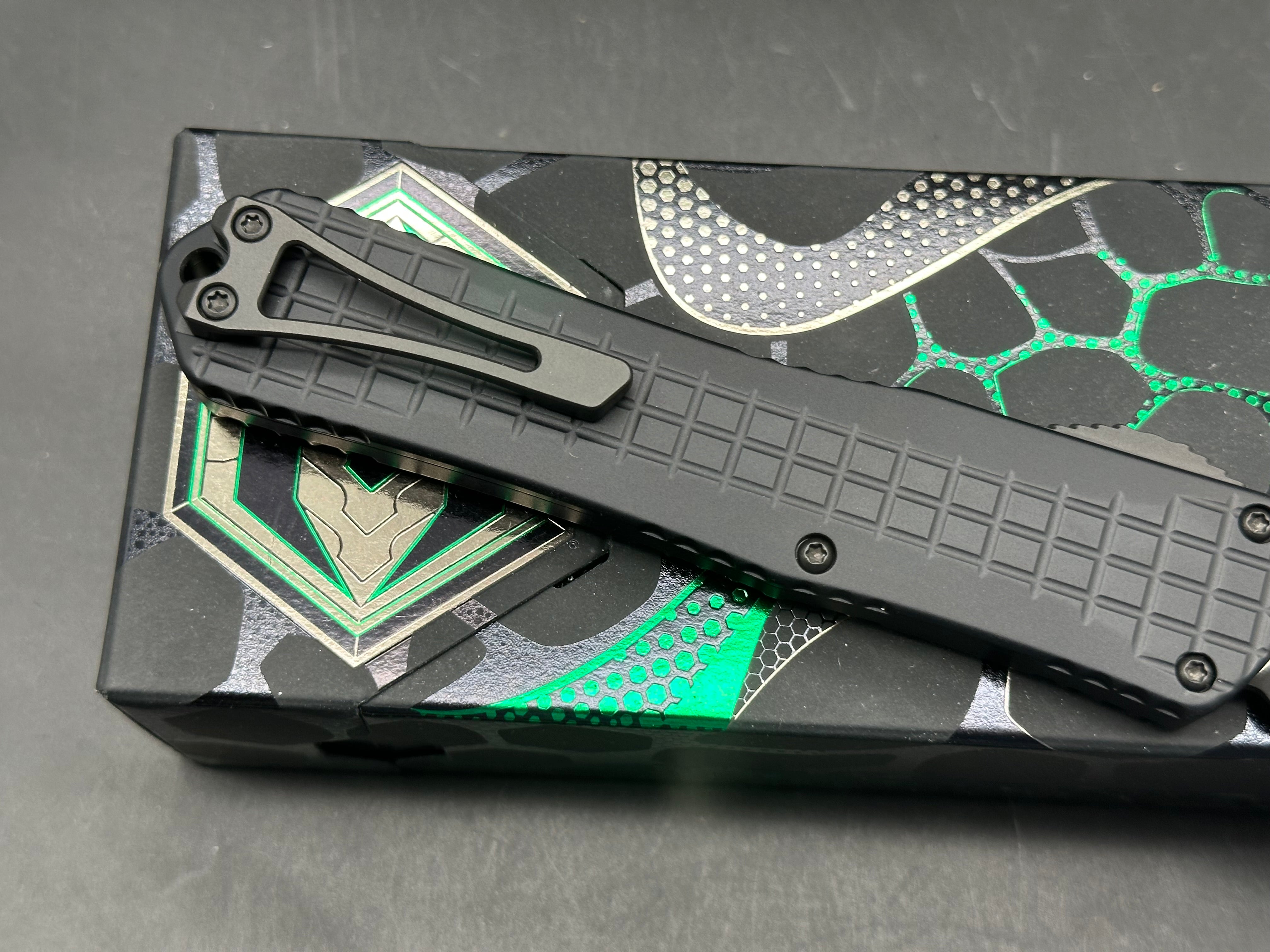 Heretic Manticore-X two-tone DE full serrated grenade grip