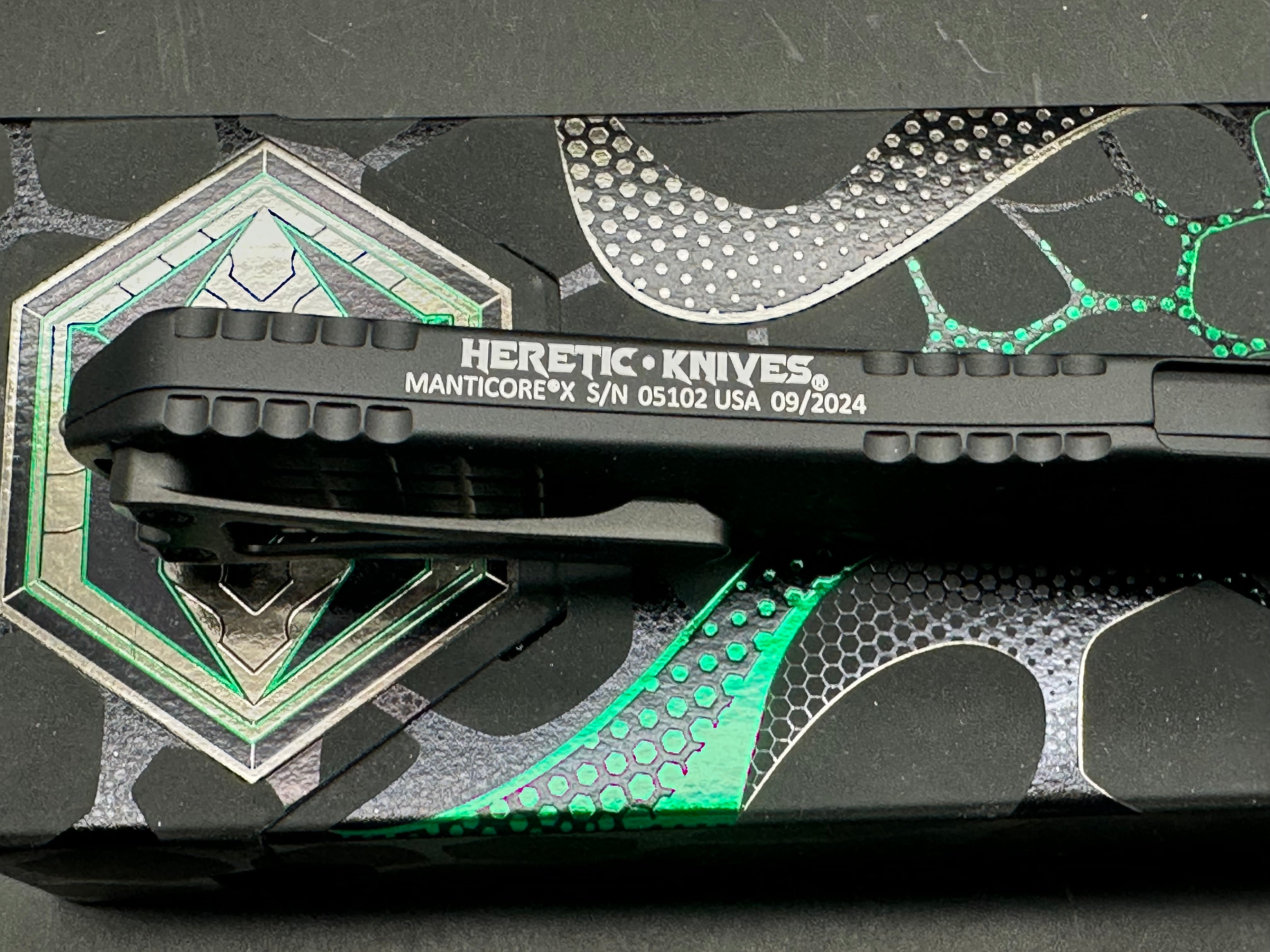 Heretic Manticore-X two-tone DE full serrated grenade grip