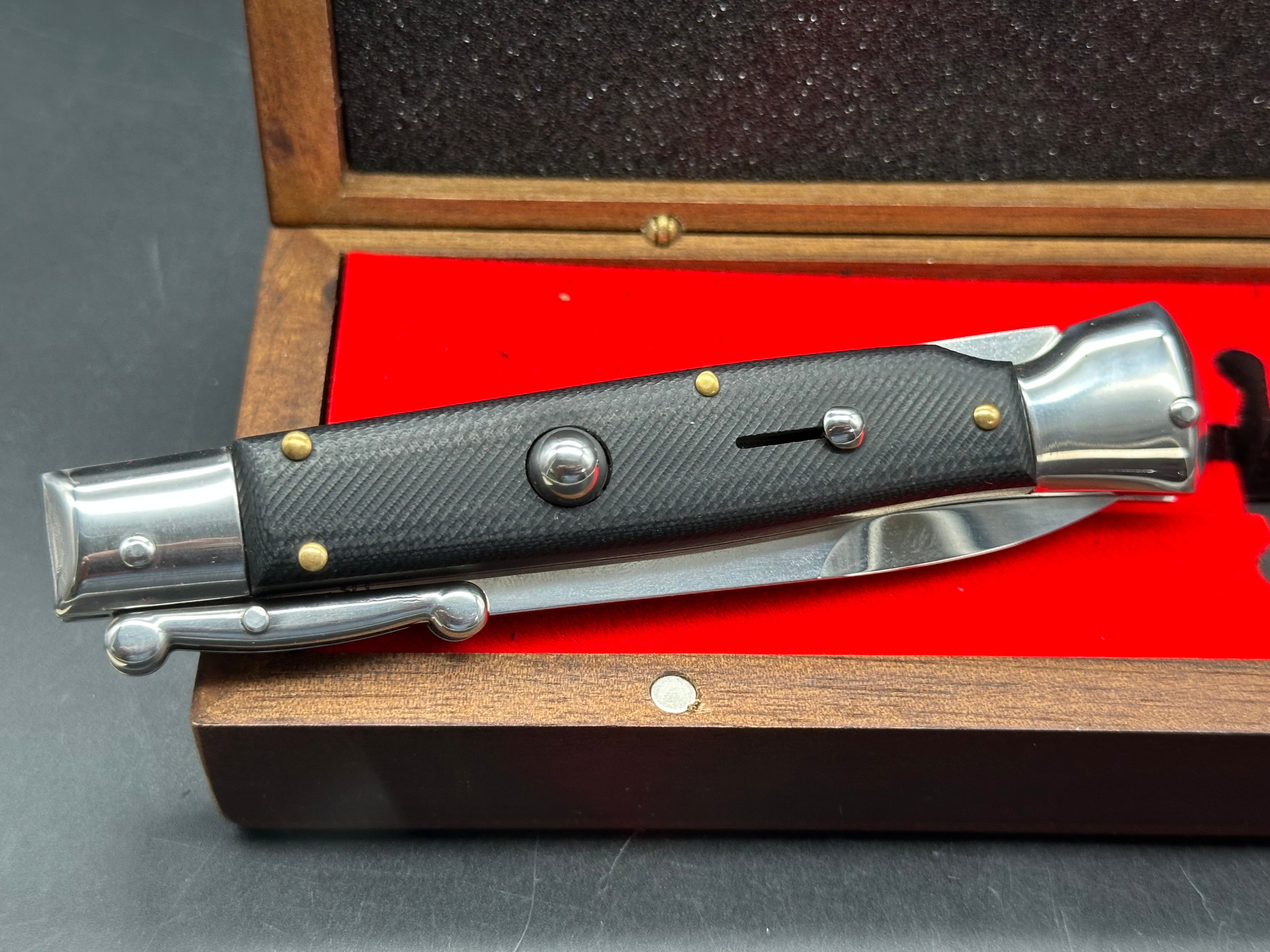 AKC Swinguard knife
