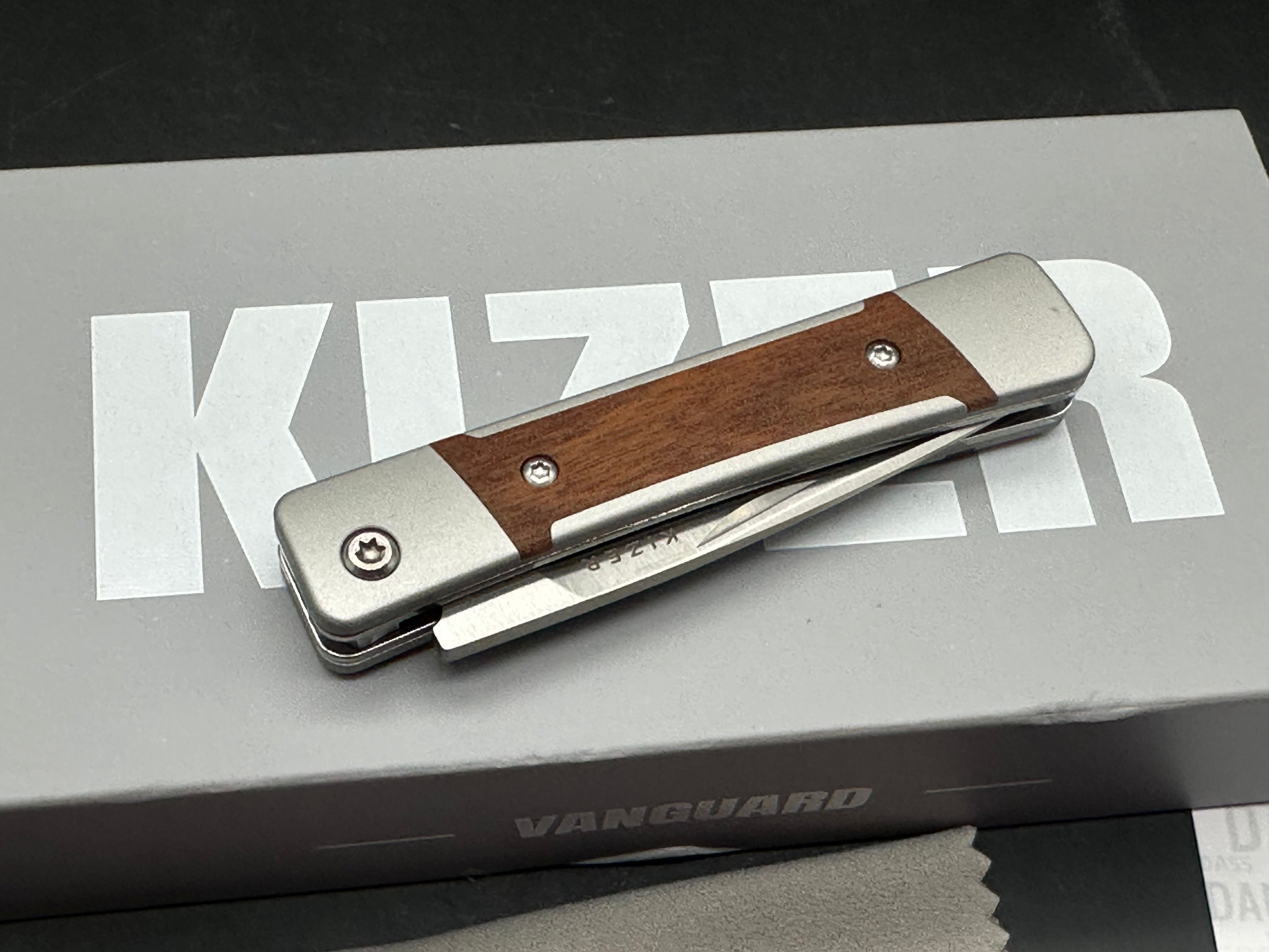 KIZER LITTLE GRAND FOLDING KNIFE ALUMINUM/MKURUTI WOOD HANDLE NITRO-V DROP POINT PLAIN EDGE