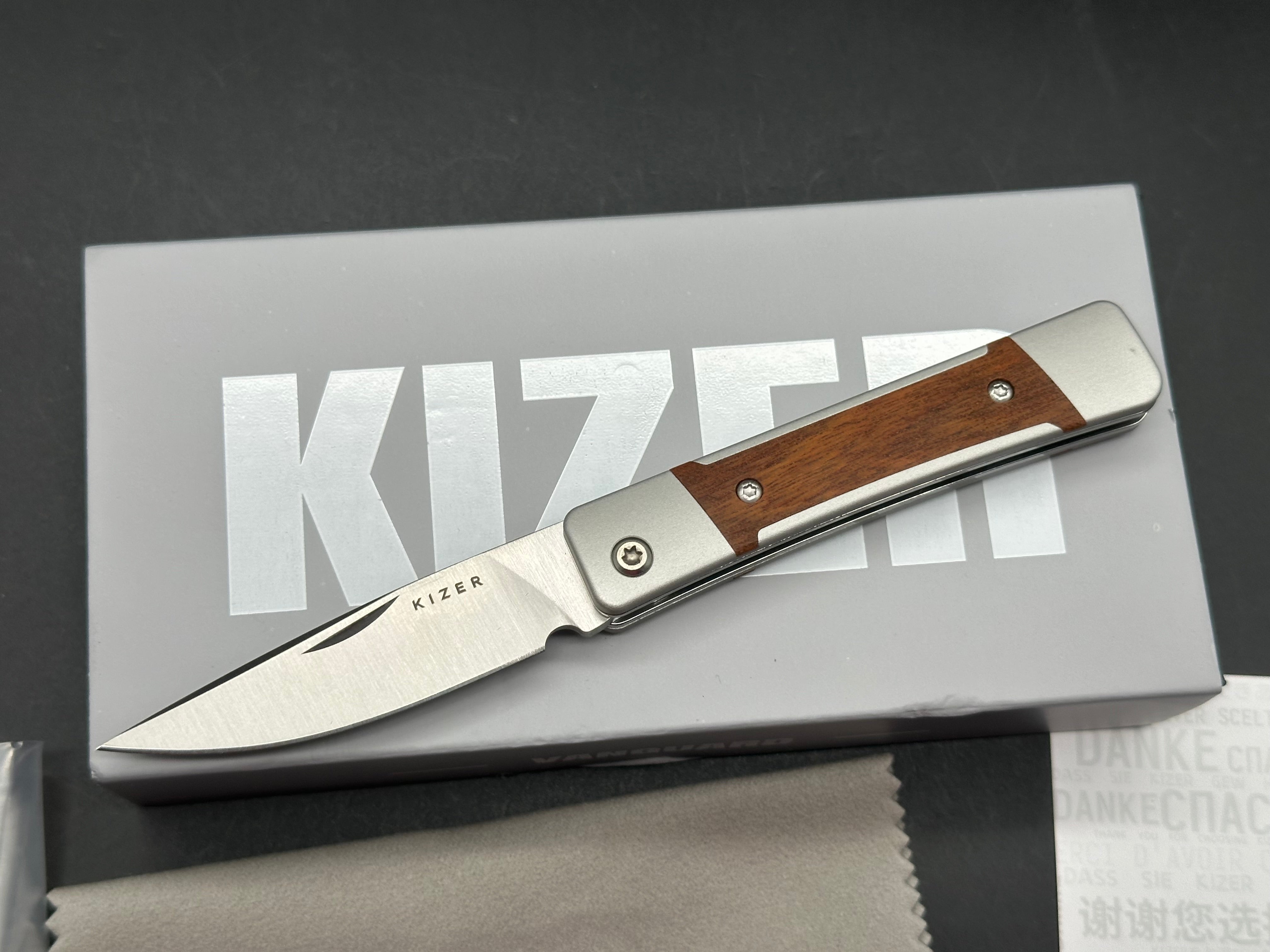 KIZER LITTLE GRAND FOLDING KNIFE ALUMINUM/MKURUTI WOOD HANDLE NITRO-V DROP POINT PLAIN EDGE