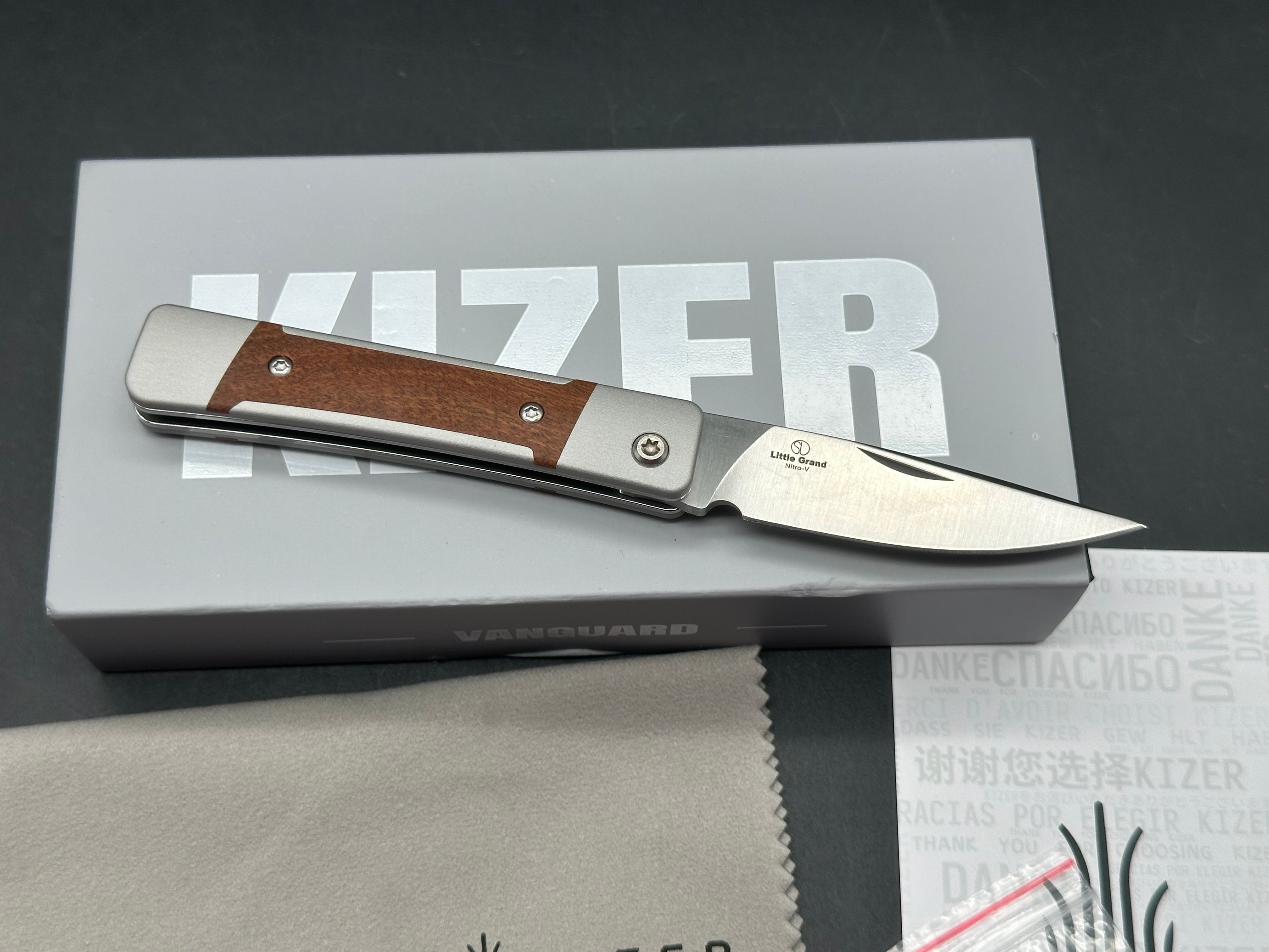 KIZER LITTLE GRAND FOLDING KNIFE ALUMINUM/MKURUTI WOOD HANDLE NITRO-V DROP POINT PLAIN EDGE