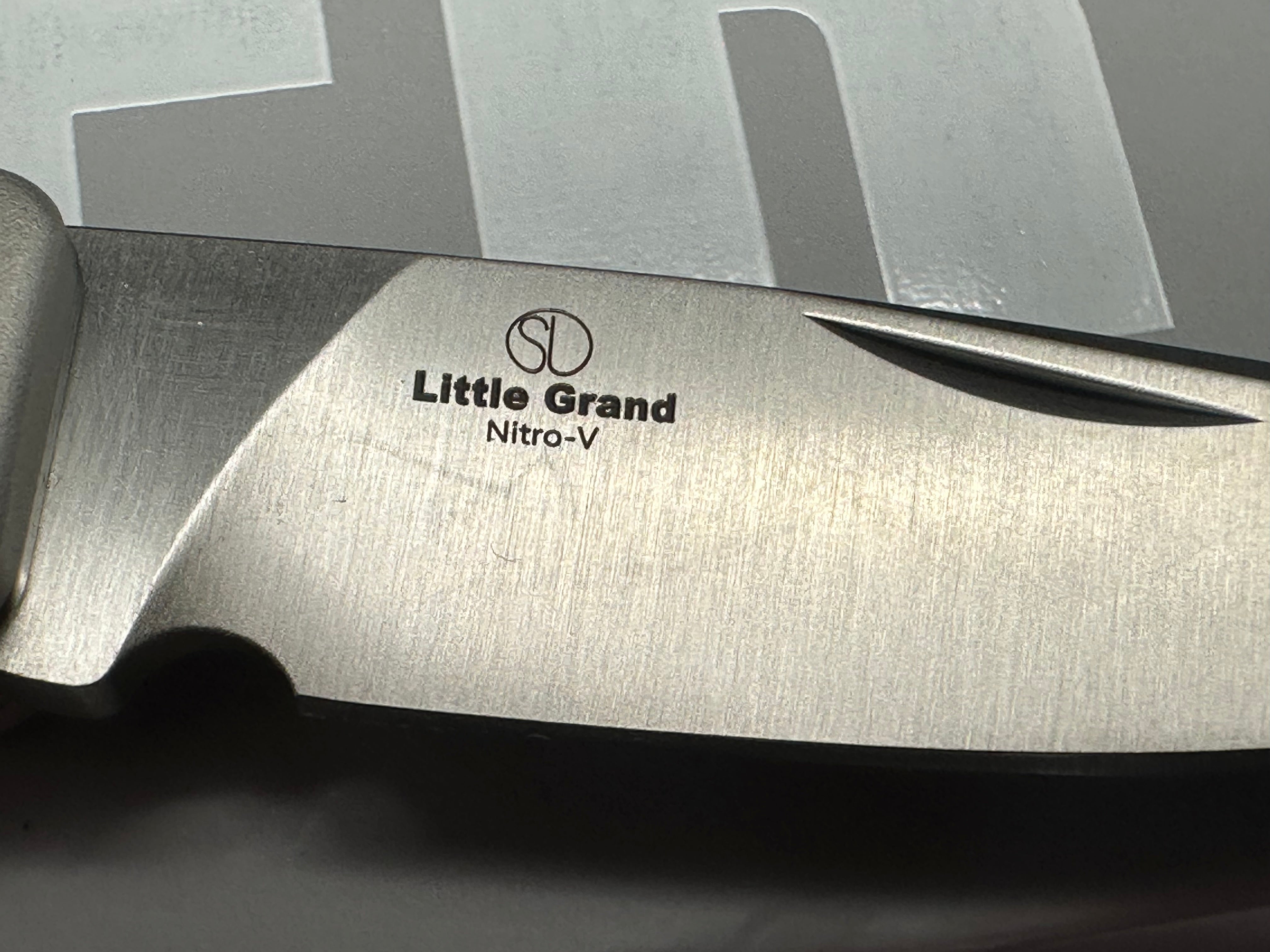KIZER LITTLE GRAND FOLDING KNIFE ALUMINUM/MKURUTI WOOD HANDLE NITRO-V DROP POINT PLAIN EDGE