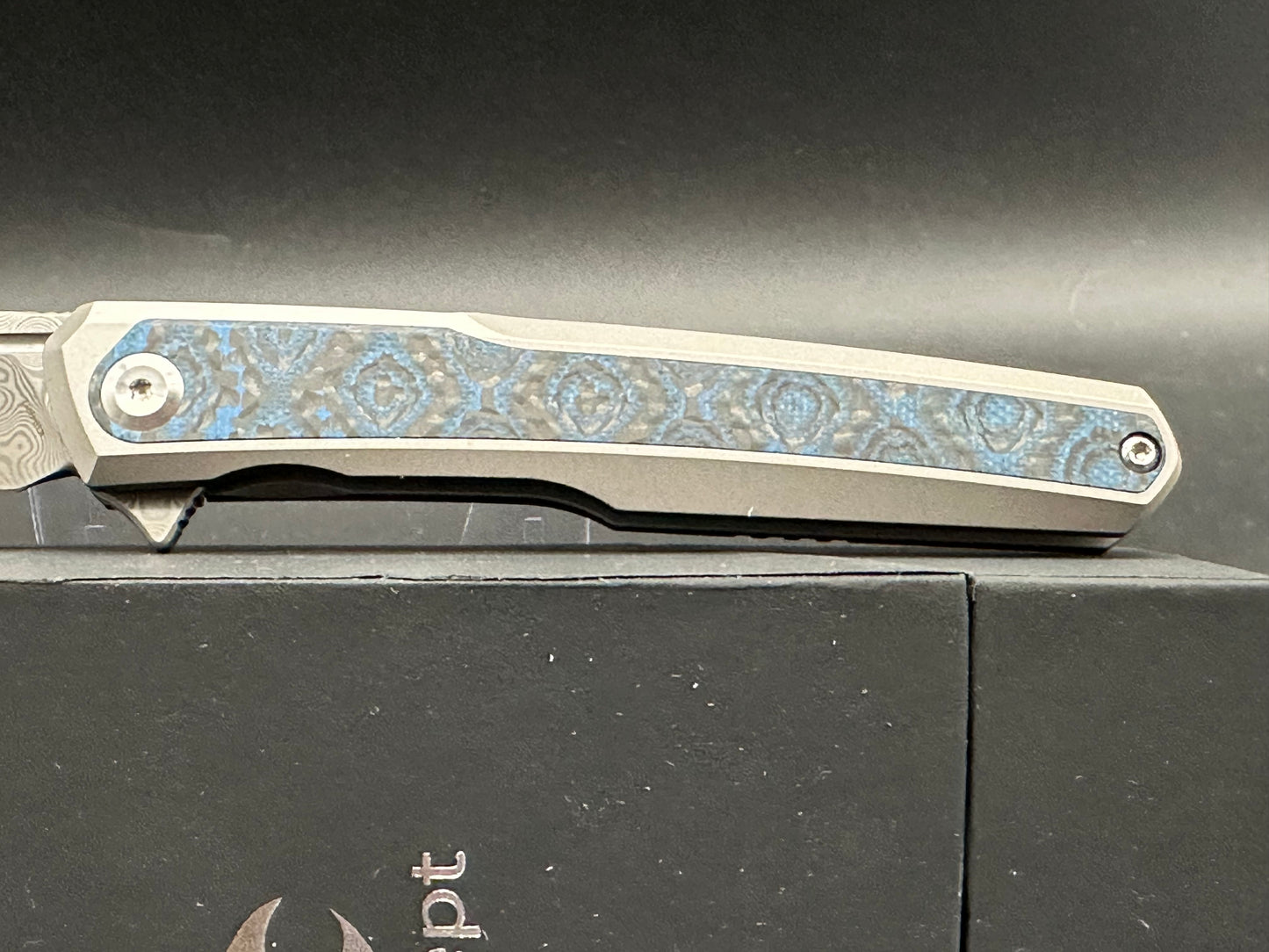 KANSEPT ARCUS FOLDING KNIFE BEAD BLAST TITANIUM/BLUE ROSE PATTERN CARBON FIBER HANDLE DAMASCUS PLAIN