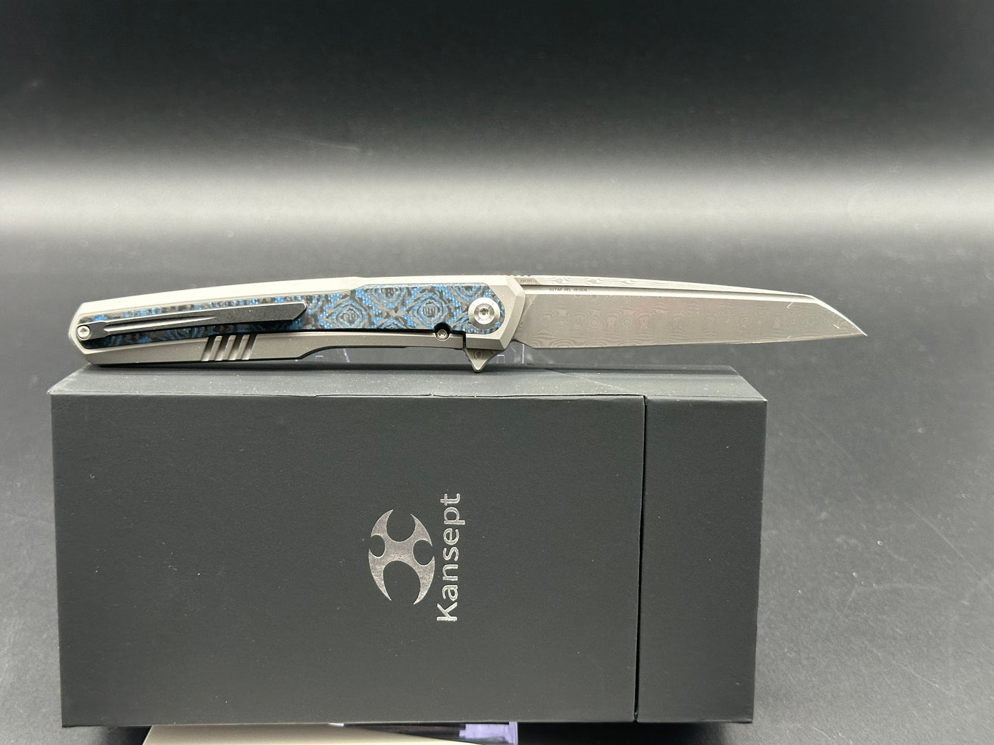 KANSEPT ARCUS FOLDING KNIFE BEAD BLAST TITANIUM/BLUE ROSE PATTERN CARBON FIBER HANDLE DAMASCUS PLAIN