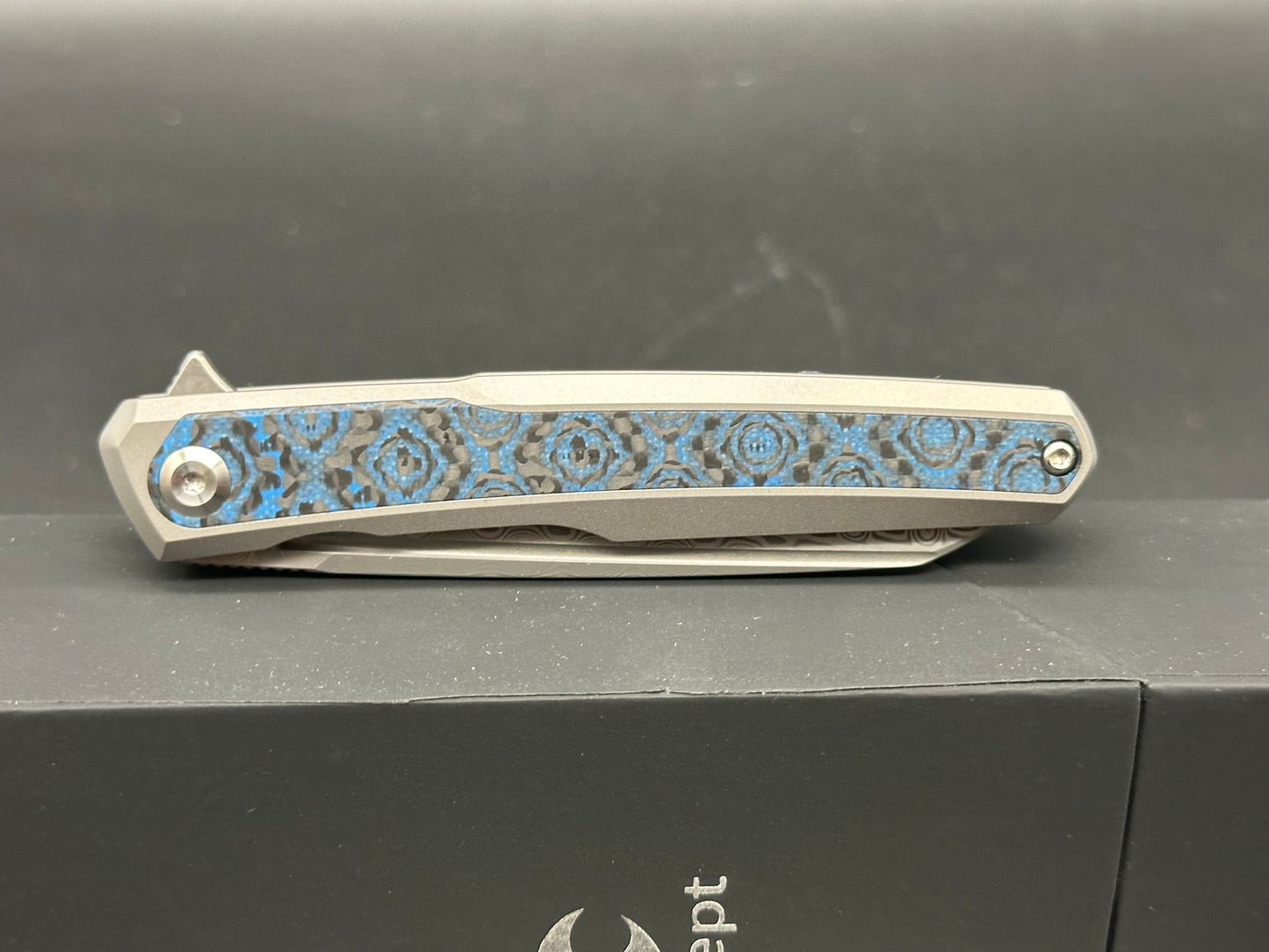 KANSEPT ARCUS FOLDING KNIFE BEAD BLAST TITANIUM/BLUE ROSE PATTERN CARBON FIBER HANDLE DAMASCUS PLAIN