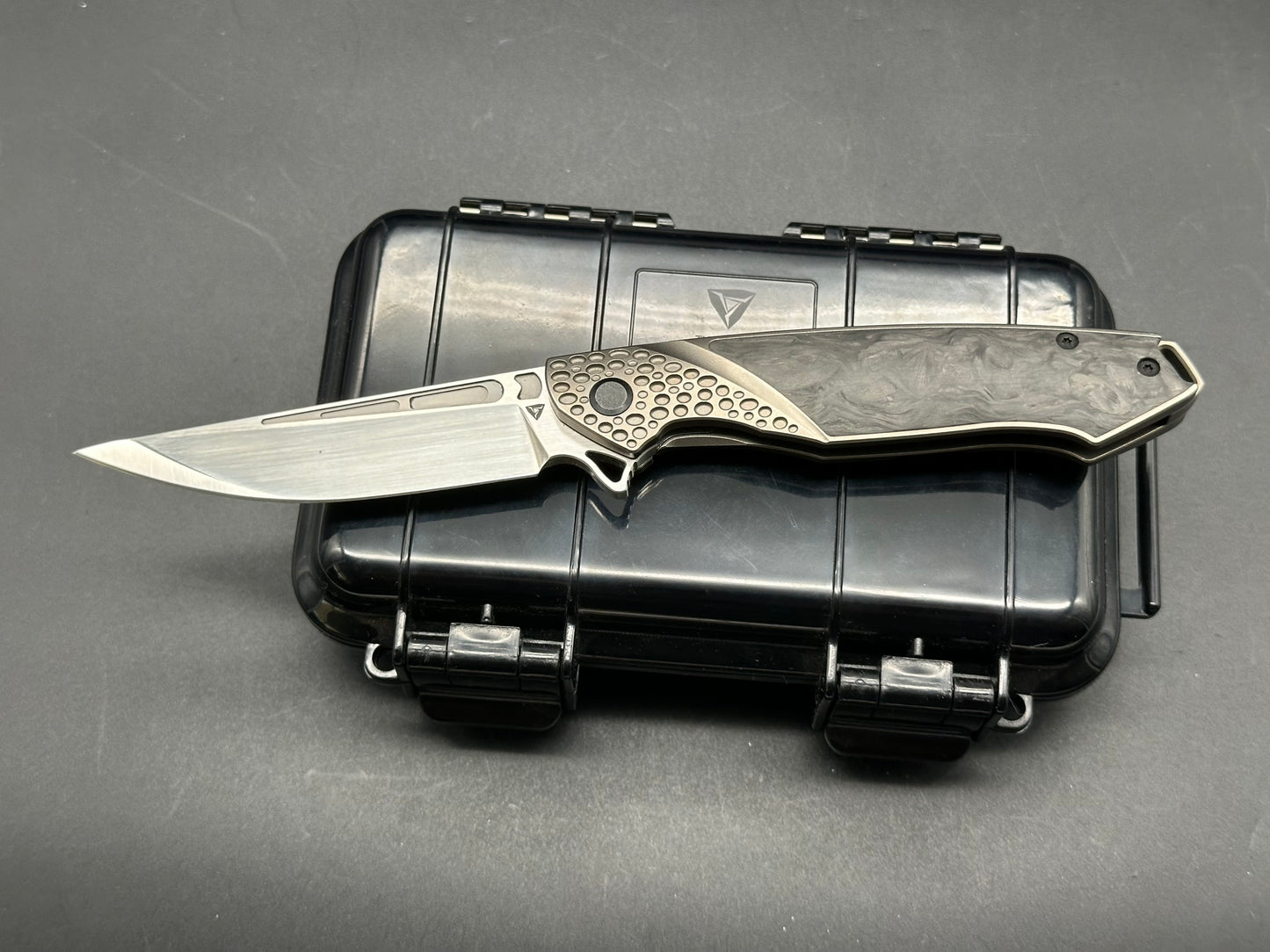 Tuya Kingsman titanium/CF handle w/M390 blade