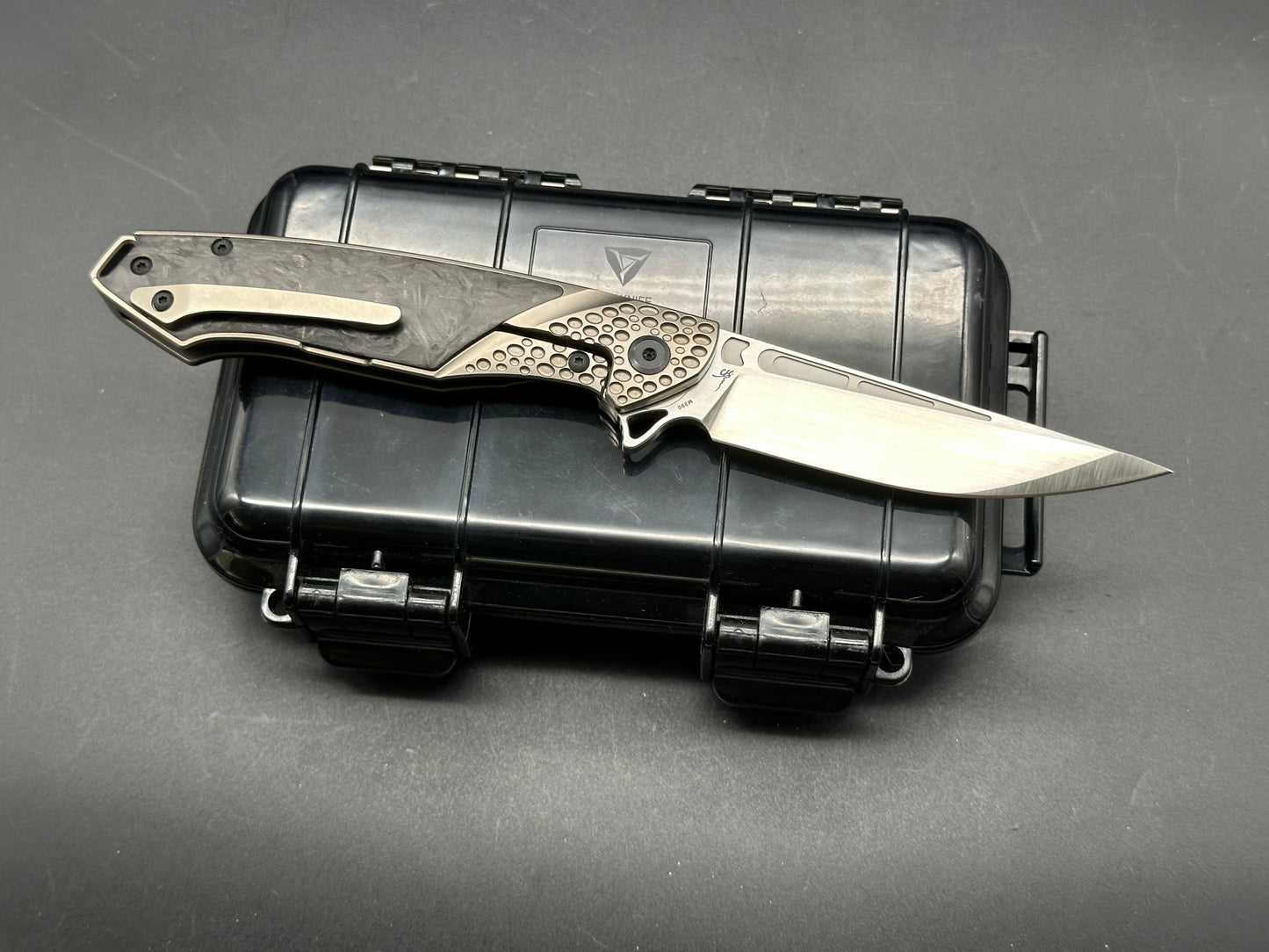 Tuya Kingsman titanium/CF handle w/M390 blade