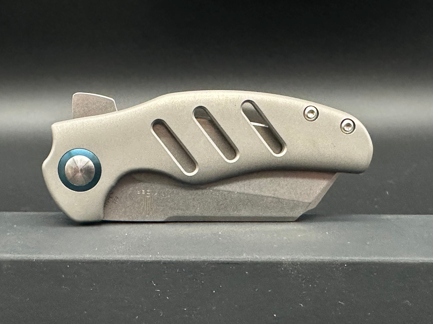 KIZER MINI SHEEPDOG FLIPPER KNIFE GRAY TITANIUM HANDLE PLAIN S35VN EDGE KI3488A1