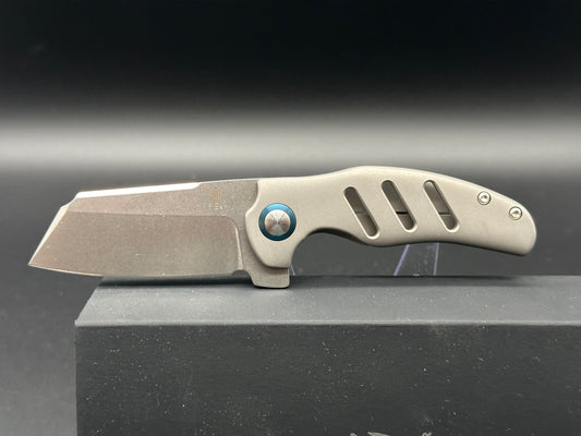 KIZER MINI SHEEPDOG FLIPPER KNIFE GRAY TITANIUM HANDLE PLAIN S35VN EDGE KI3488A1