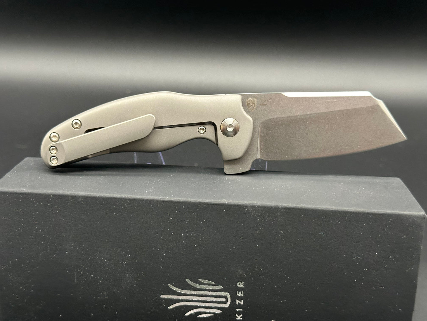 KIZER MINI SHEEPDOG FLIPPER KNIFE GRAY TITANIUM HANDLE PLAIN S35VN EDGE KI3488A1