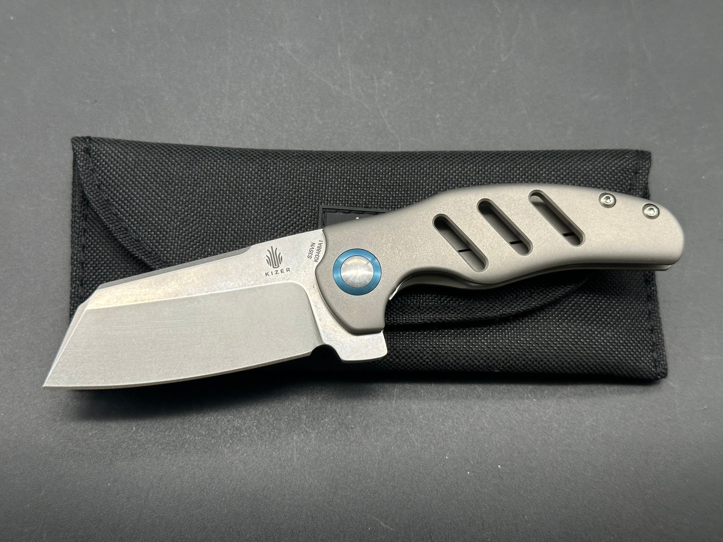 KIZER MINI SHEEPDOG FLIPPER KNIFE GRAY TITANIUM HANDLE PLAIN S35VN EDGE KI3488A1