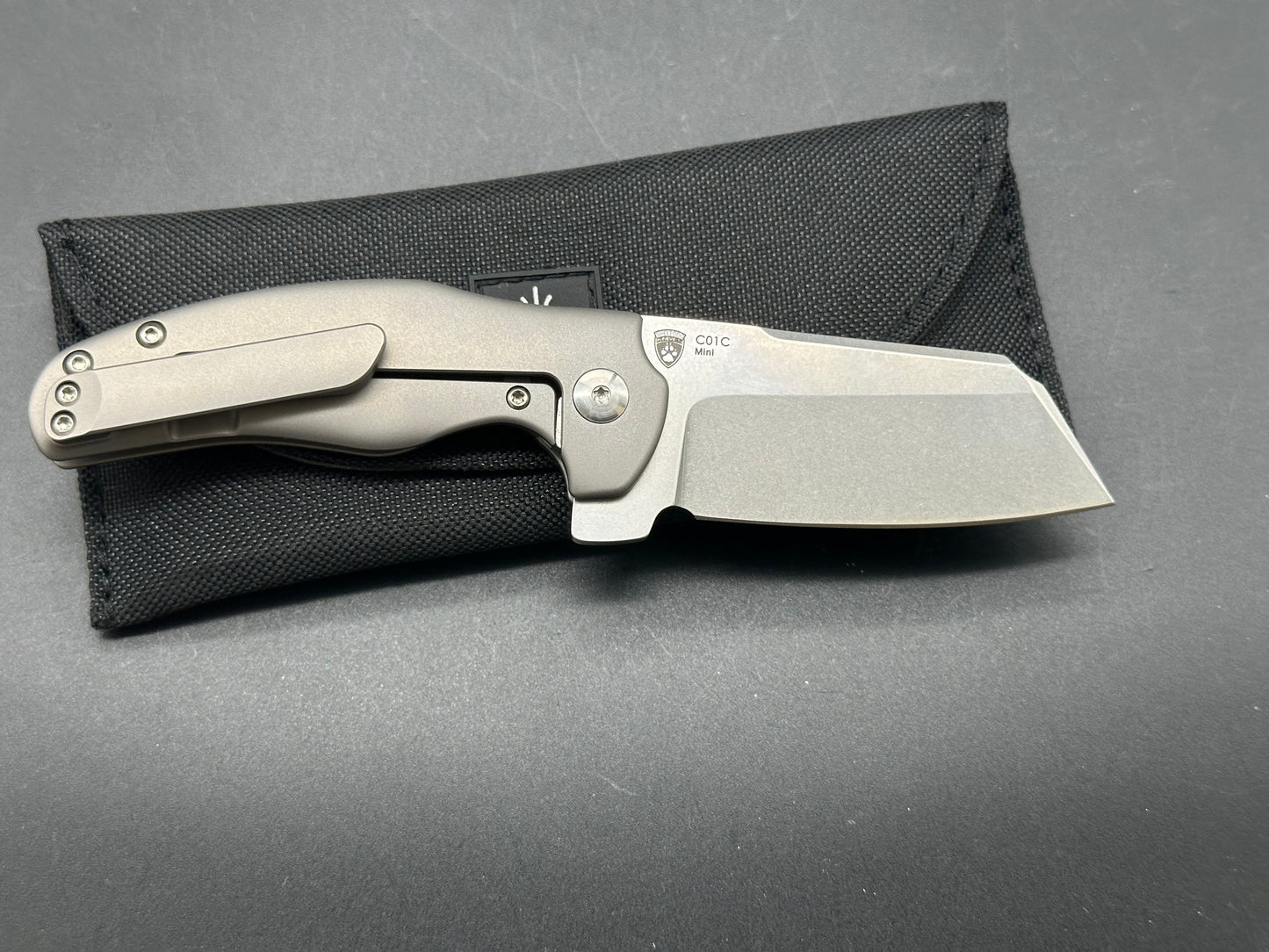 KIZER MINI SHEEPDOG FLIPPER KNIFE GRAY TITANIUM HANDLE PLAIN S35VN EDGE KI3488A1