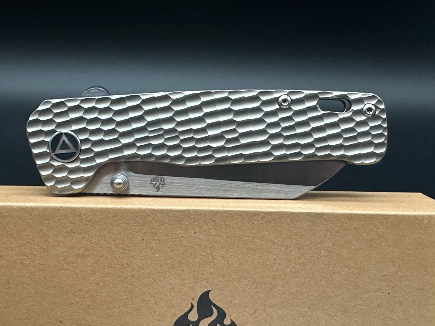 QSP Exclusive Penguin Knife QS130 Gray Jigged Titanium M390