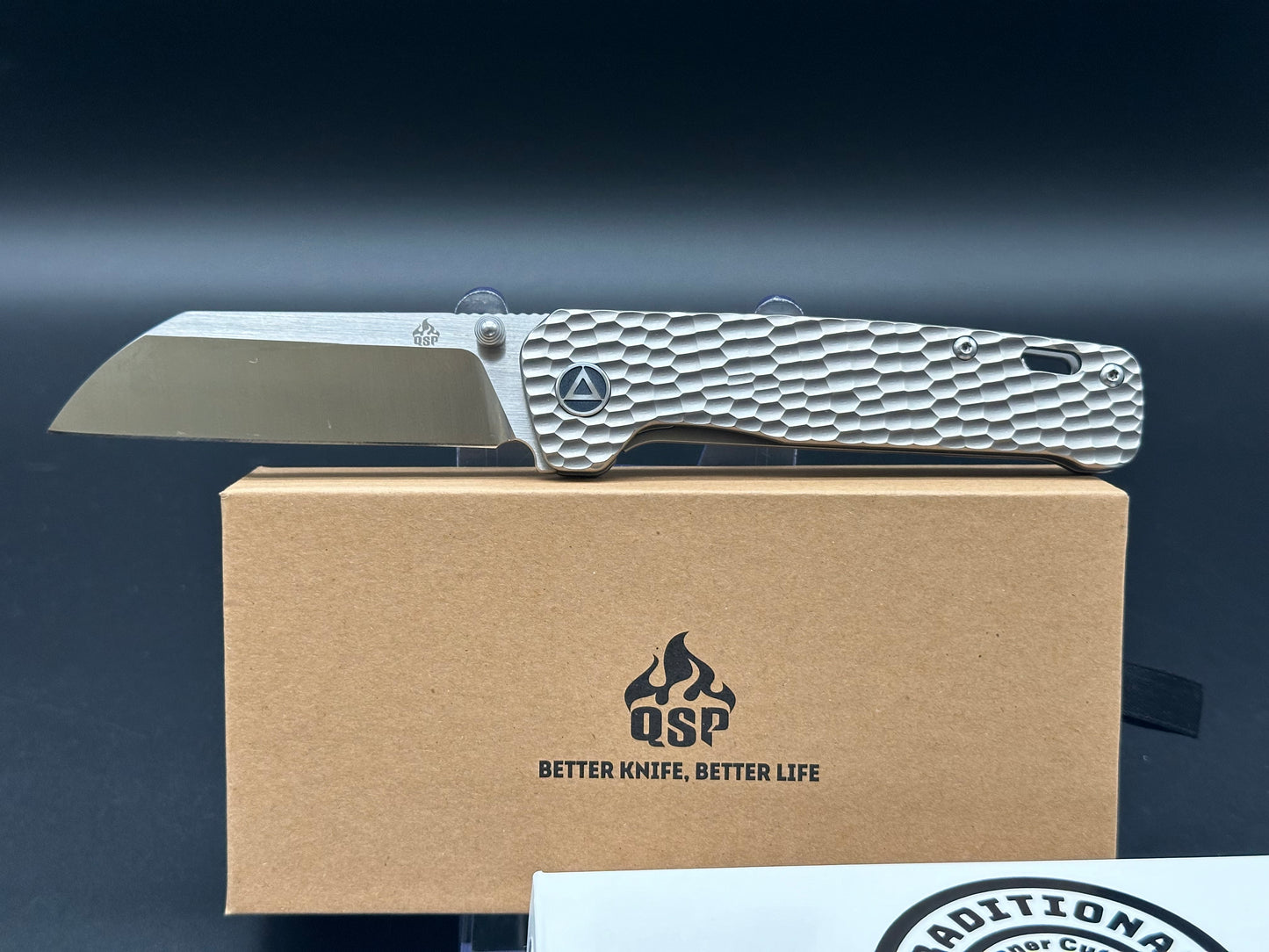 QSP Exclusive Penguin Knife QS130 Gray Jigged Titanium M390