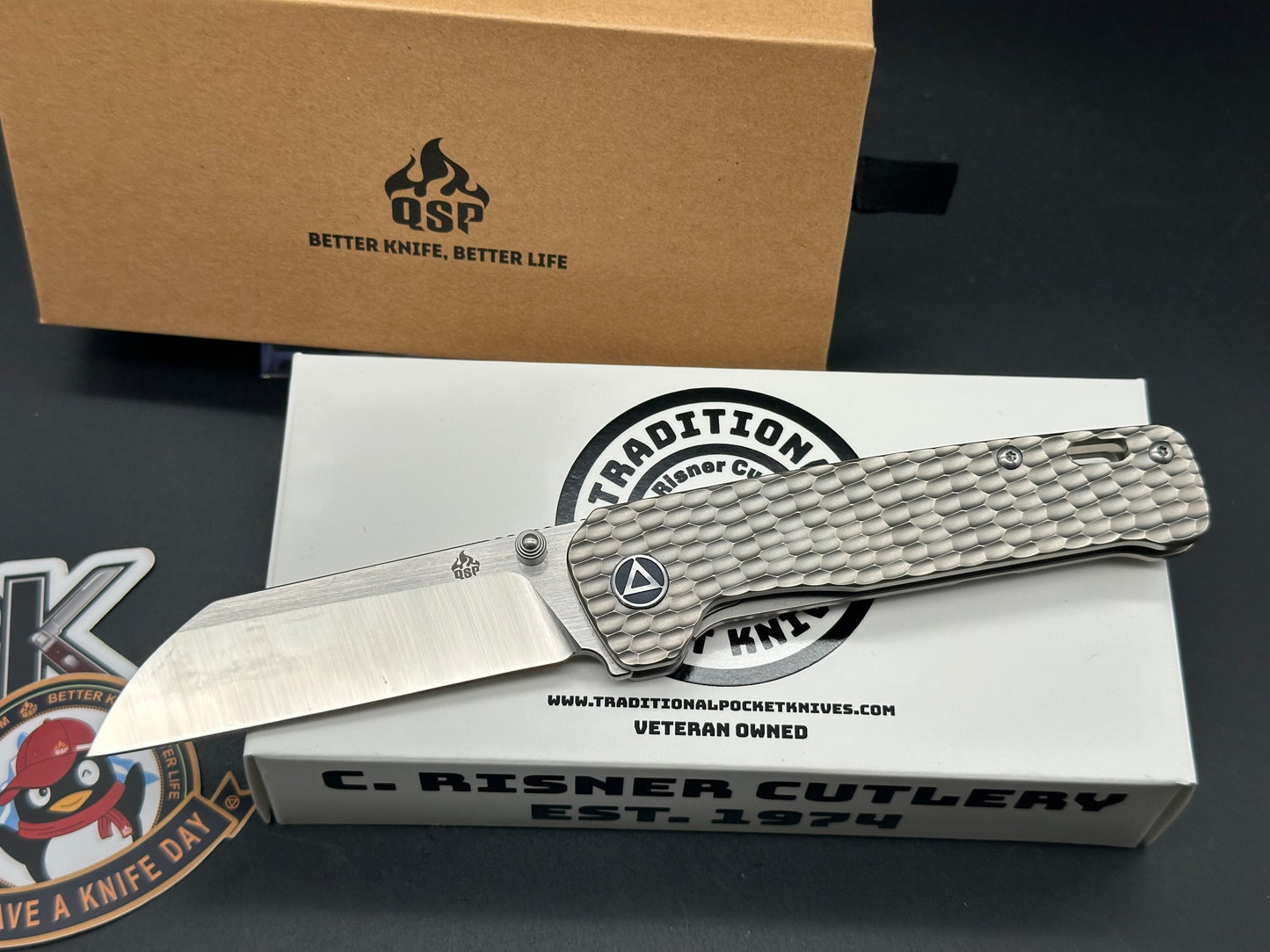 QSP Exclusive Penguin Knife QS130 Gray Jigged Titanium M390