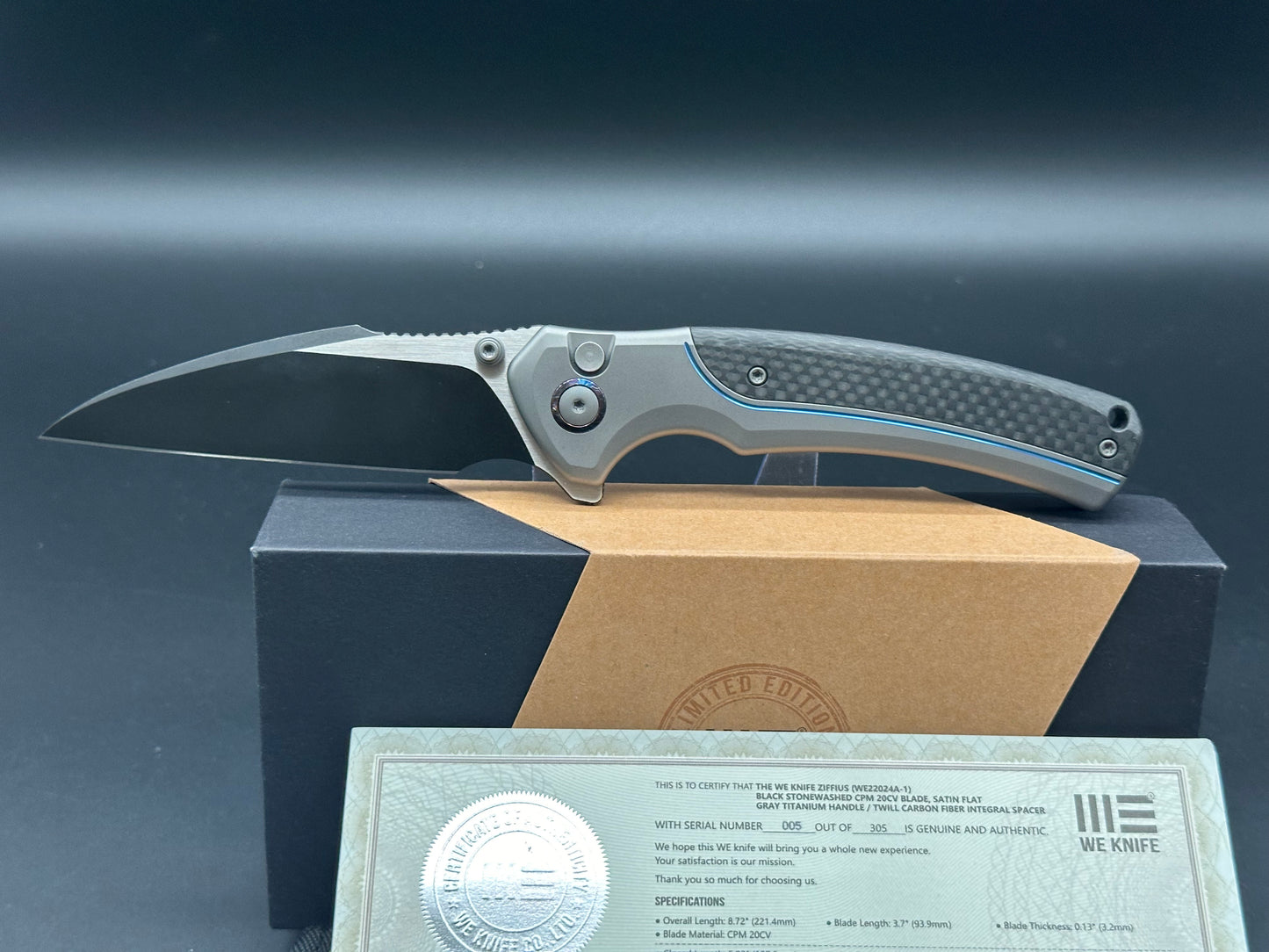 WE ZIFFIUS FOLDING KNIFE GRAY/BLUE TITANIUM/TWILL CARBON FIBER INLAY HANDLE 20CV WHARNCLIFFE PLAIN EDGE BLACK/SATIN FINISH LIMITED EDITION WE22024A-1