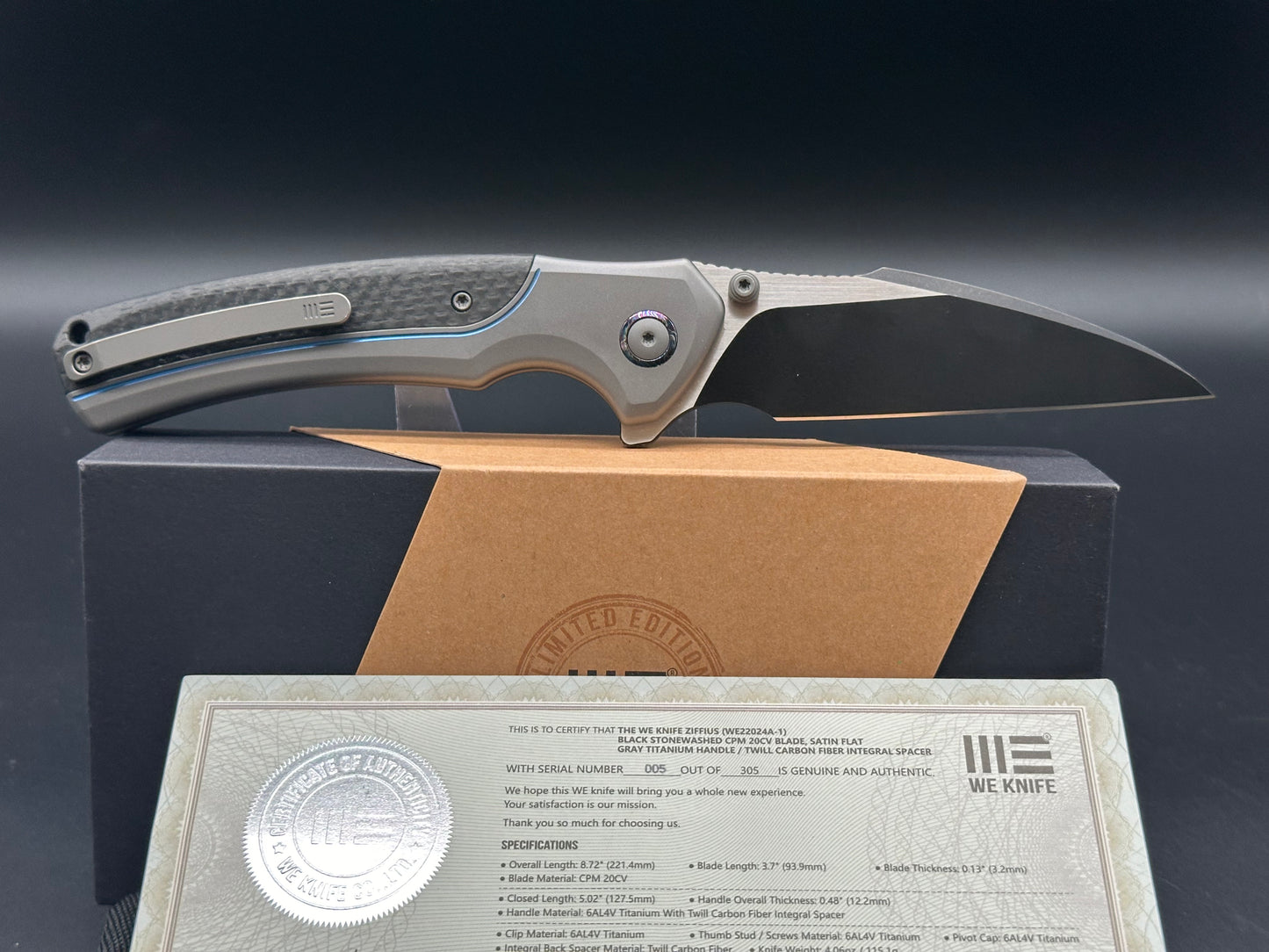 WE ZIFFIUS FOLDING KNIFE GRAY/BLUE TITANIUM/TWILL CARBON FIBER INLAY HANDLE 20CV WHARNCLIFFE PLAIN EDGE BLACK/SATIN FINISH LIMITED EDITION WE22024A-1