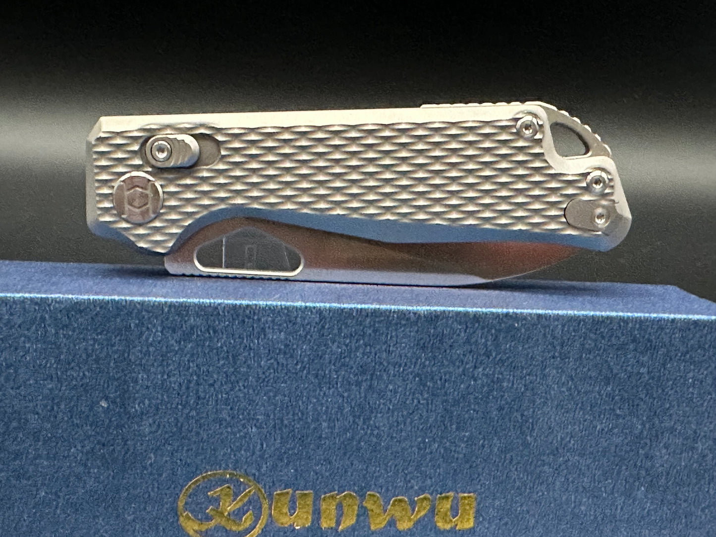 KUNWU KNIVES PULSAR POCKET KNIFE XT LOCK TEXTURED TITANIUM HANDLE SATIN ELMAX BLADE X705T-1