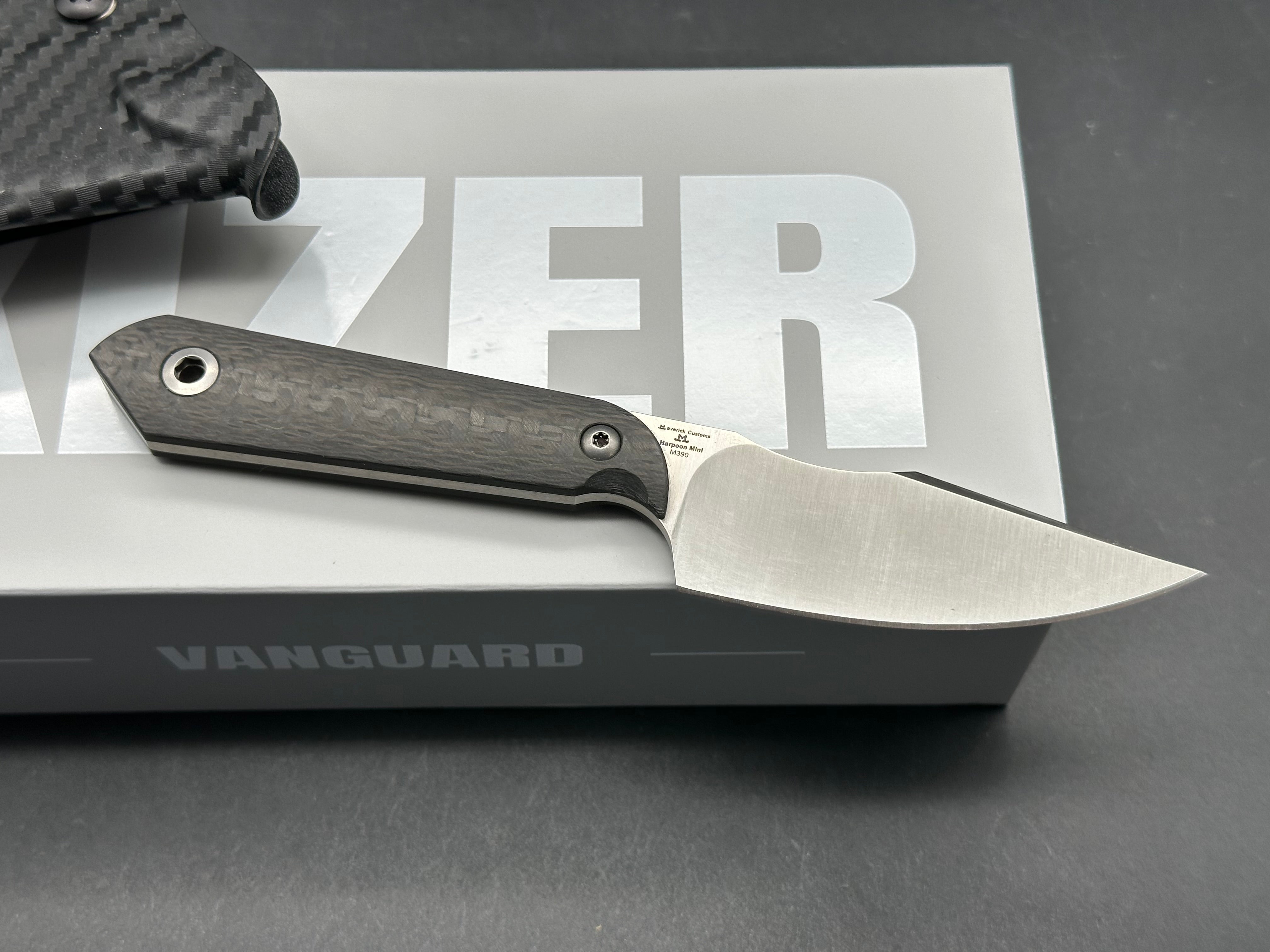 KIZER MINI HARPOON FIXED BLADE KNIFE BLACK CARBON FIBER HANDLE M390 DROP POINT PLAIN EDGE SATIN FINISH