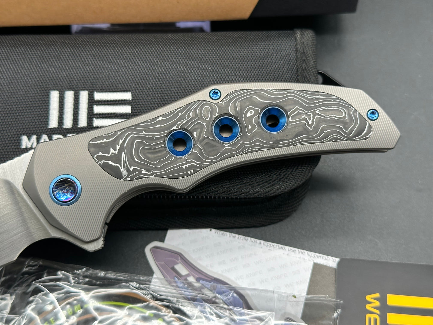 We Knives Magnetron/Gray-Black-Blue Titanium Handle Aluminum Foil CF Inlays