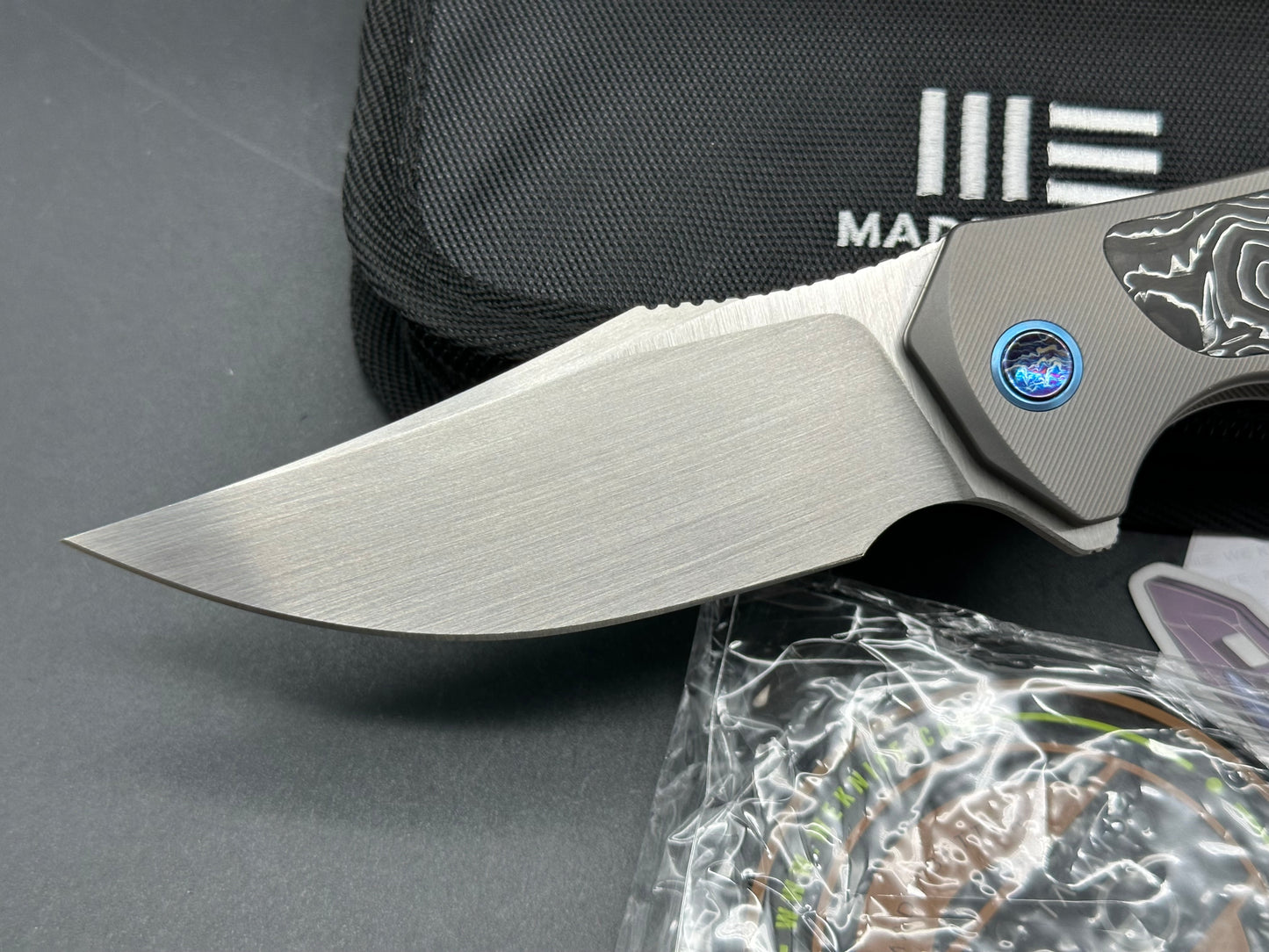 We Knives Magnetron/Gray-Black-Blue Titanium Handle Aluminum Foil CF Inlays