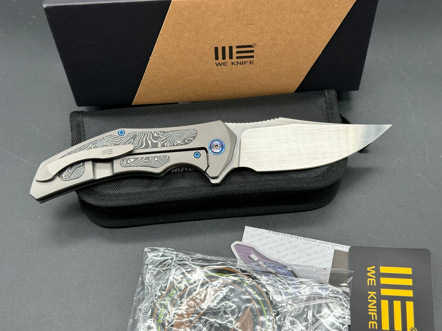 We Knives Magnetron/Gray-Black-Blue Titanium Handle Aluminum Foil CF Inlays