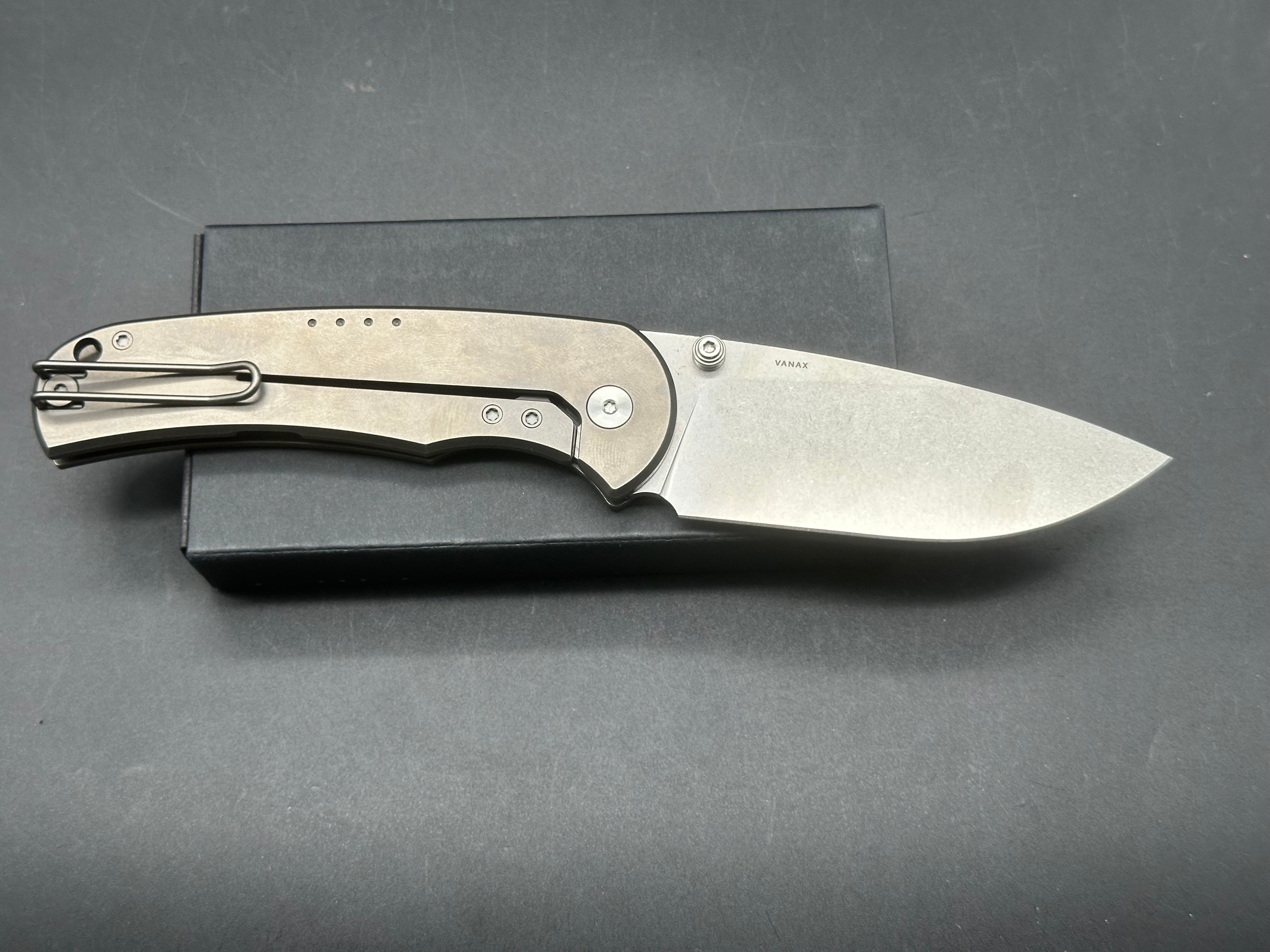 Quiet Carry The Drift L (KNAGSW), Stonewashed Vanax Blade, Stonewashed Anchor Gray Titanium Scales
