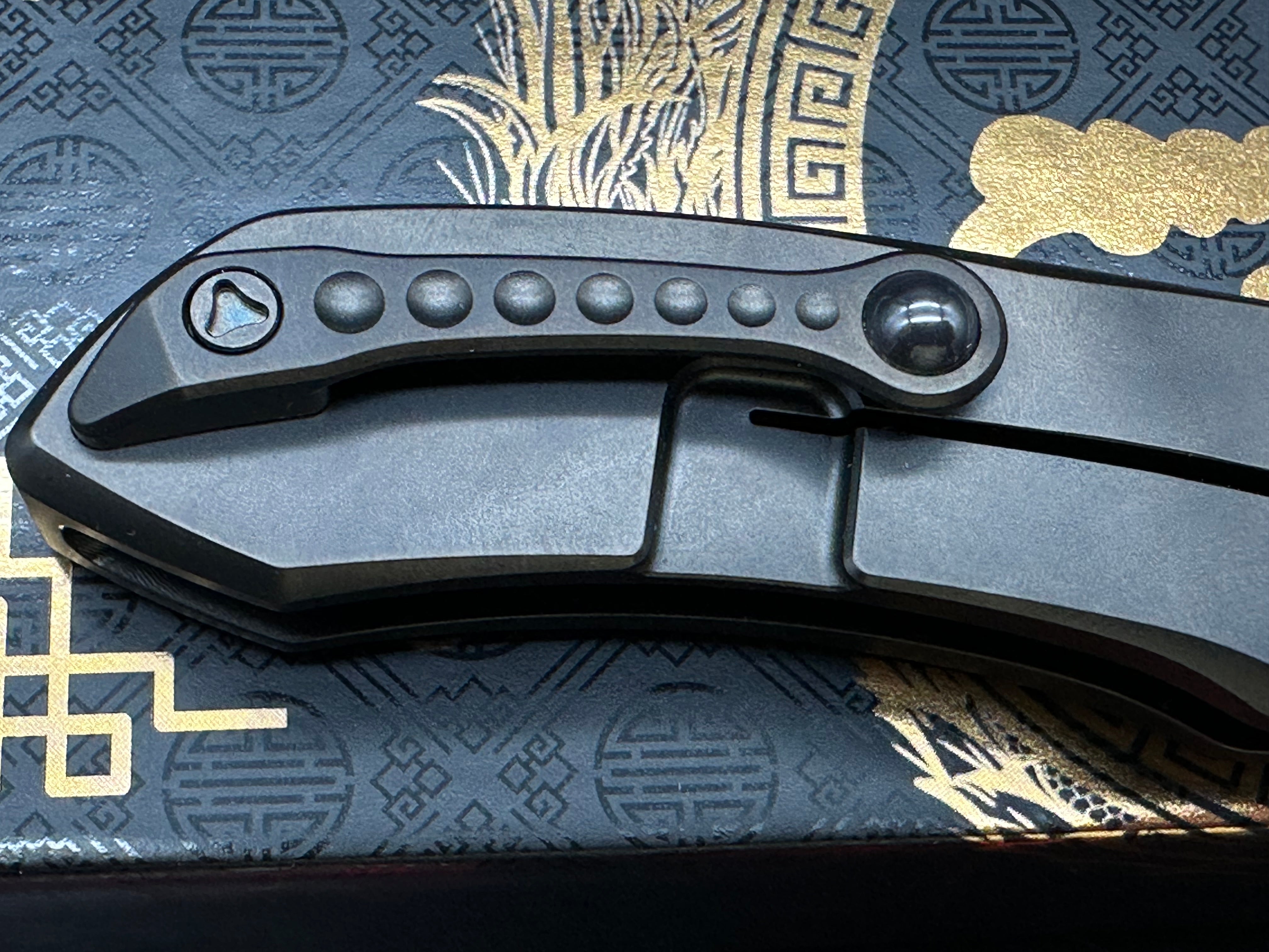 Microtech Anax S/E - DLC Titanium - Carbon Fiber Inlay - DLC Blade