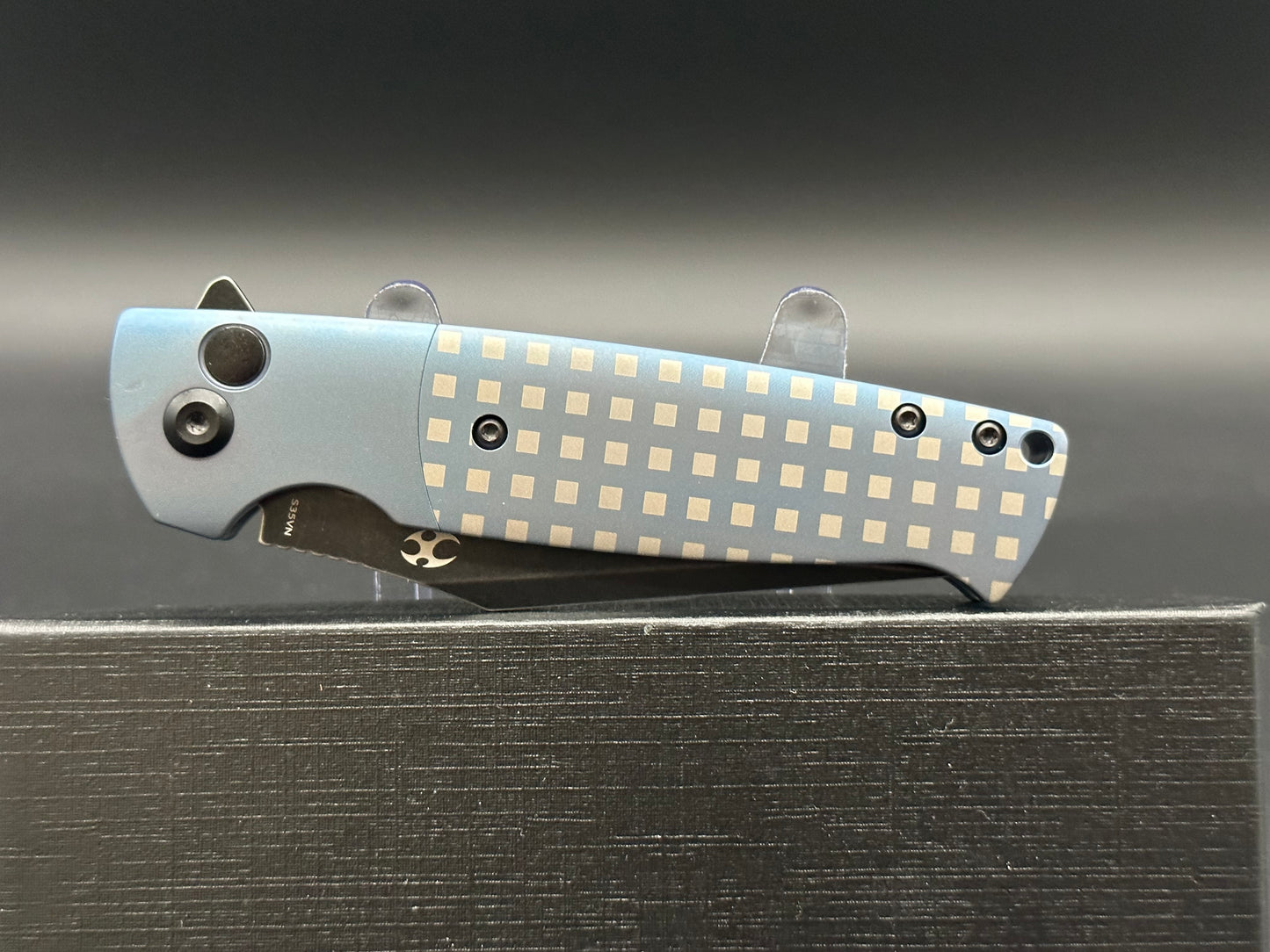 KANSEPT SHIKARI SBL BLUE TITANIUM/WHITE SQUARE HANDLE S35VN