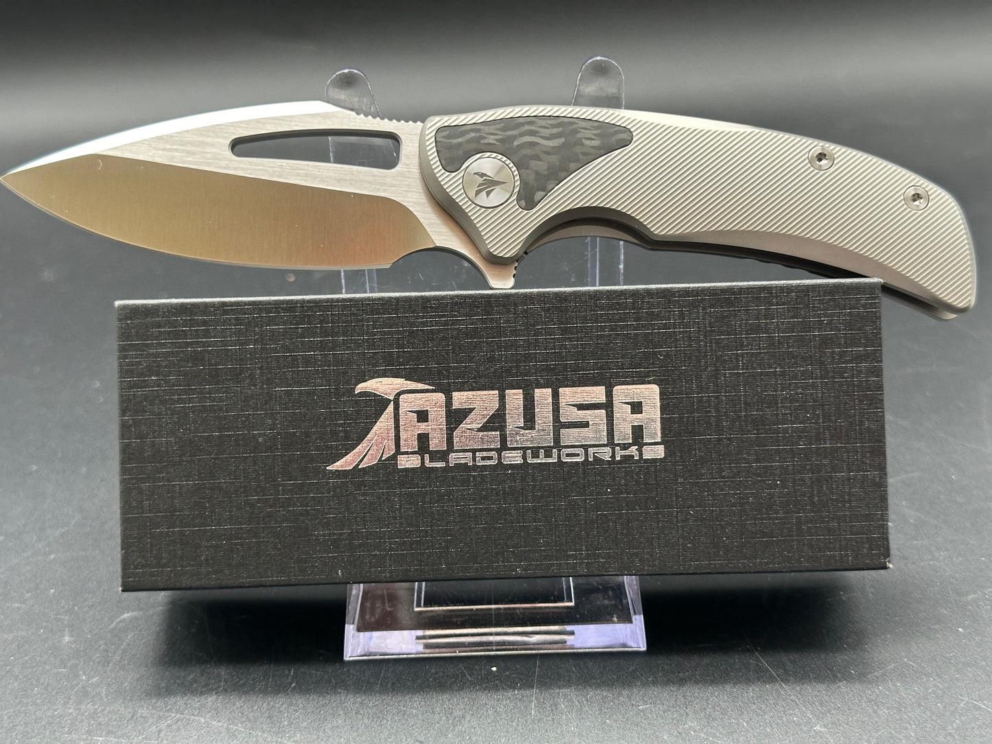 Asuza Blitzkrieg titanium/CF handle w/M390 blade