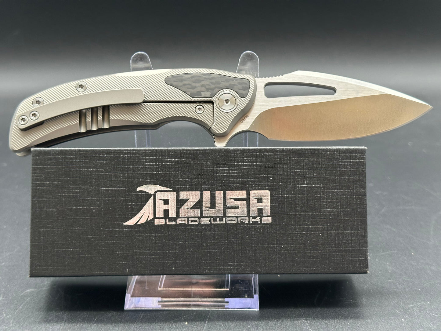 Asuza Blitzkrieg titanium/CF handle w/M390 blade