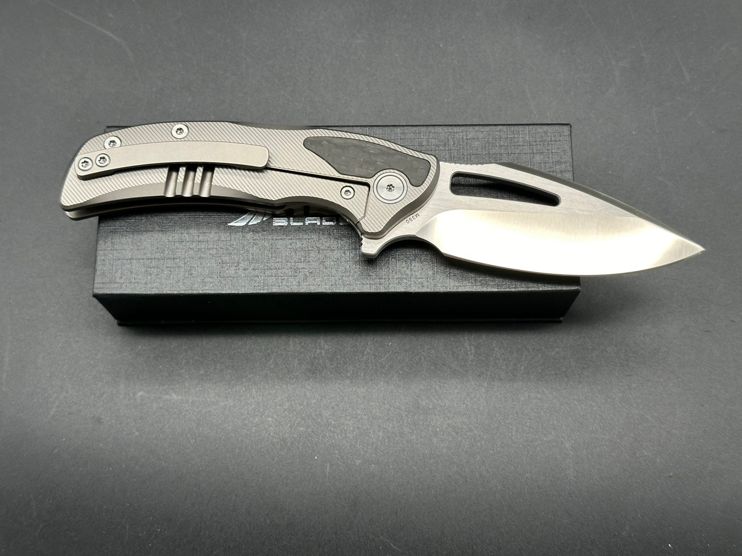 Asuza Blitzkrieg titanium/CF handle w/M390 blade