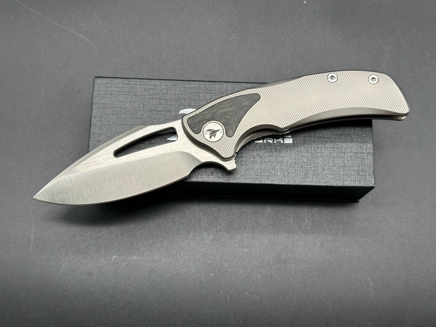 Asuza Blitzkrieg titanium/CF handle w/M390 blade