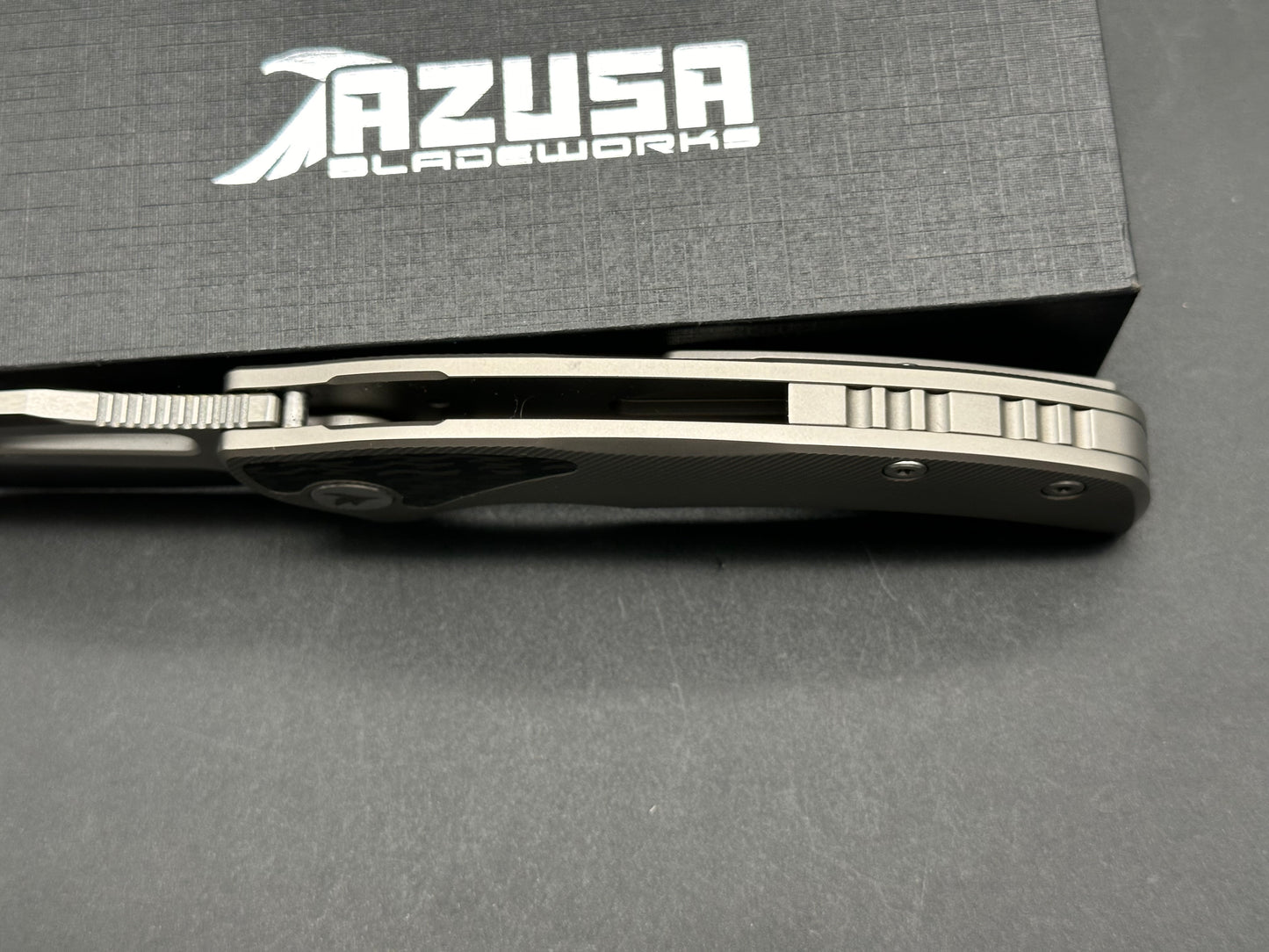 Asuza Blitzkrieg titanium/CF handle w/M390 blade