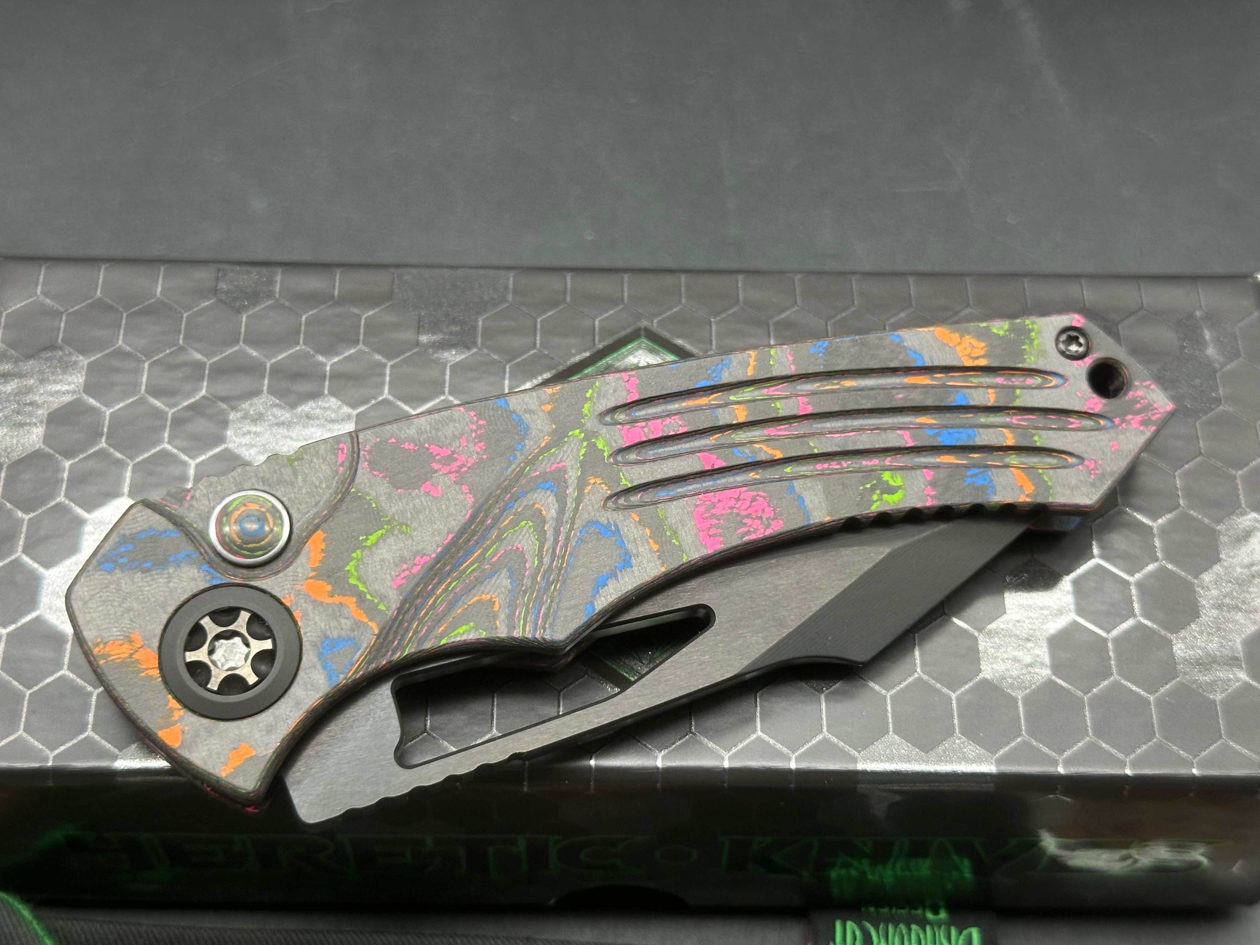 Heretic Pariah manual button lock Blade Runner HQ exclusive. 80's Fat Carbon and Magnacut blade