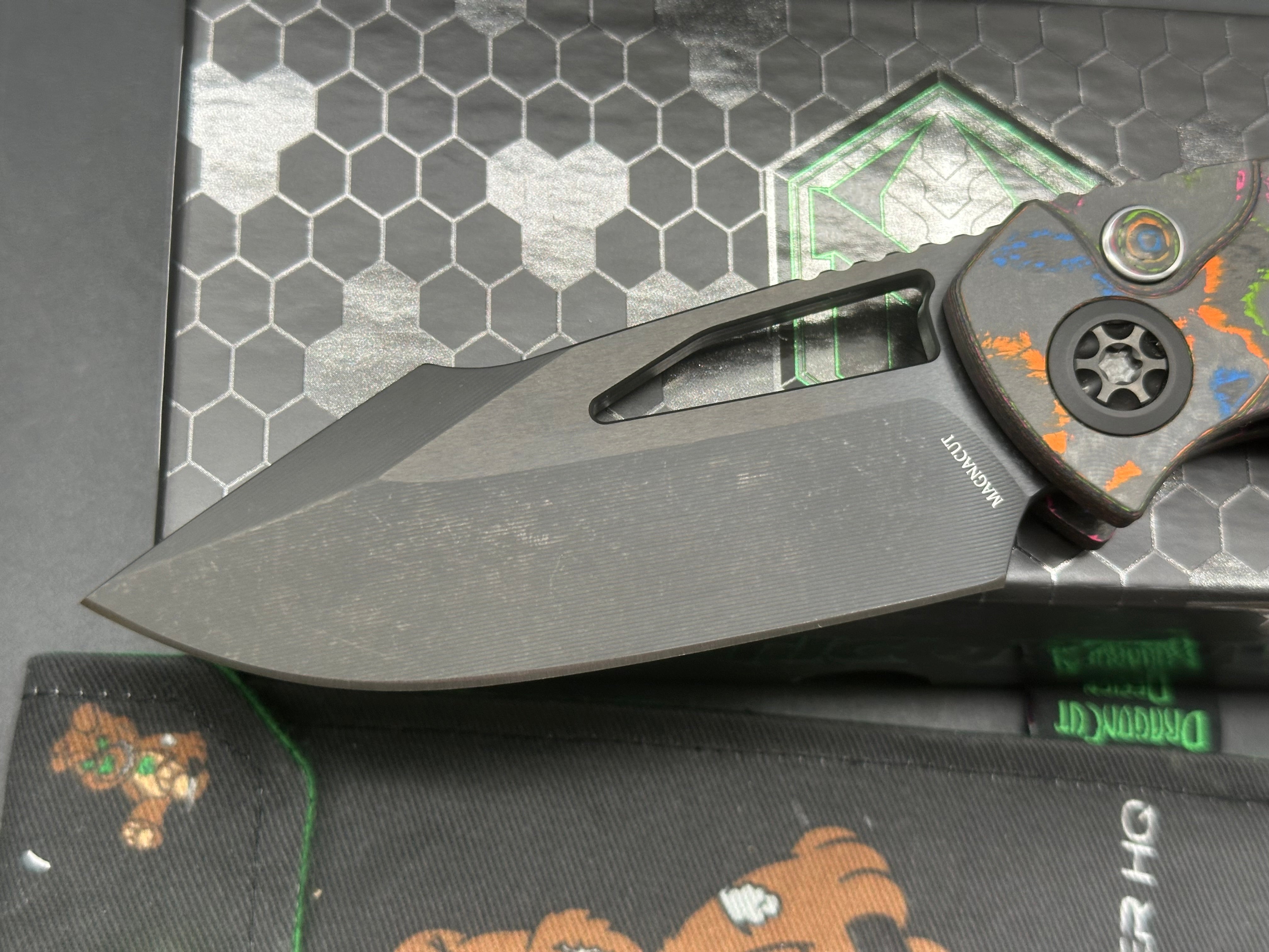 Heretic Pariah manual button lock Blade Runner HQ exclusive. 80's Fat Carbon and Magnacut blade