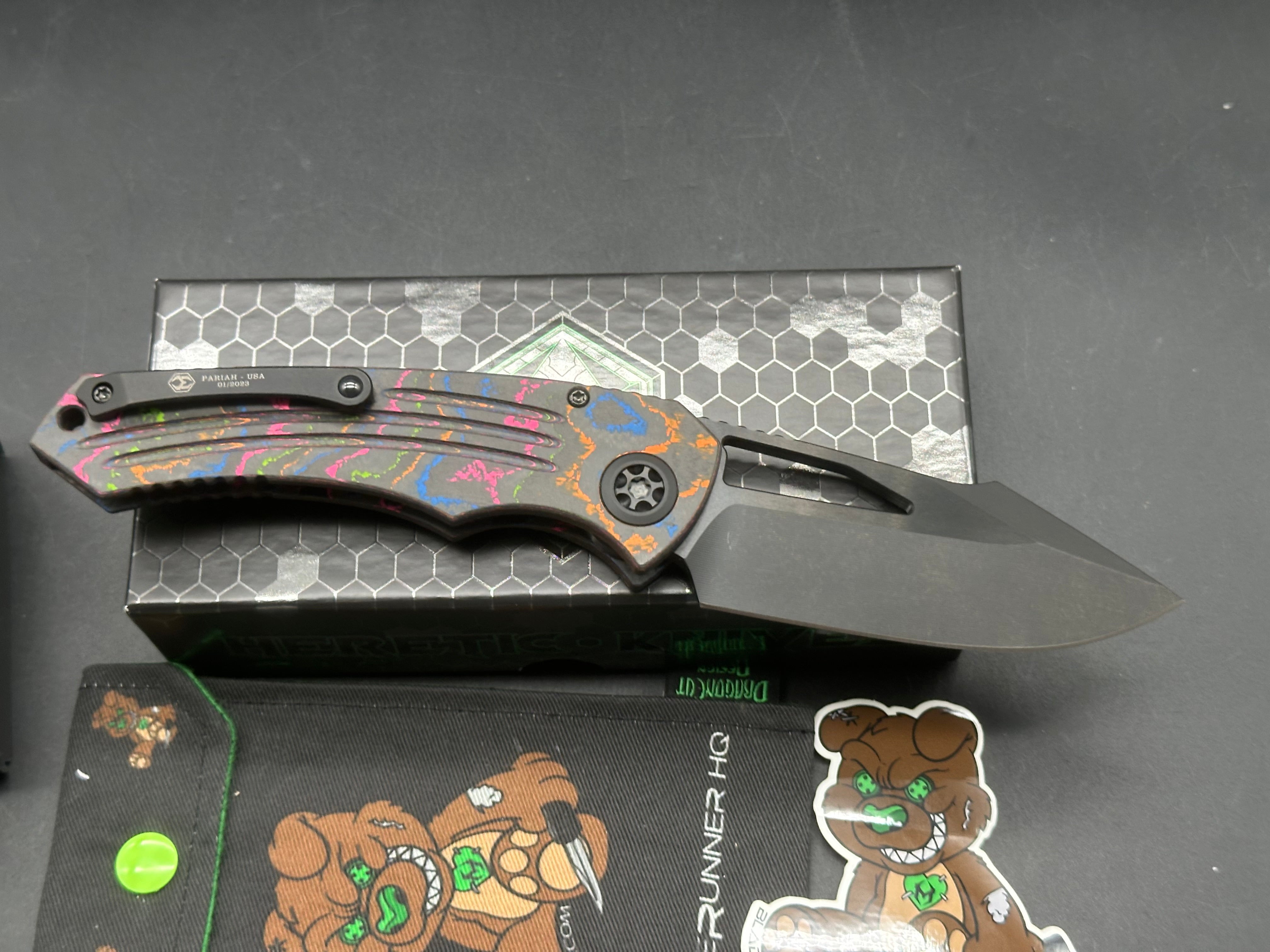 Heretic Pariah manual button lock Blade Runner HQ exclusive. 80's Fat Carbon and Magnacut blade