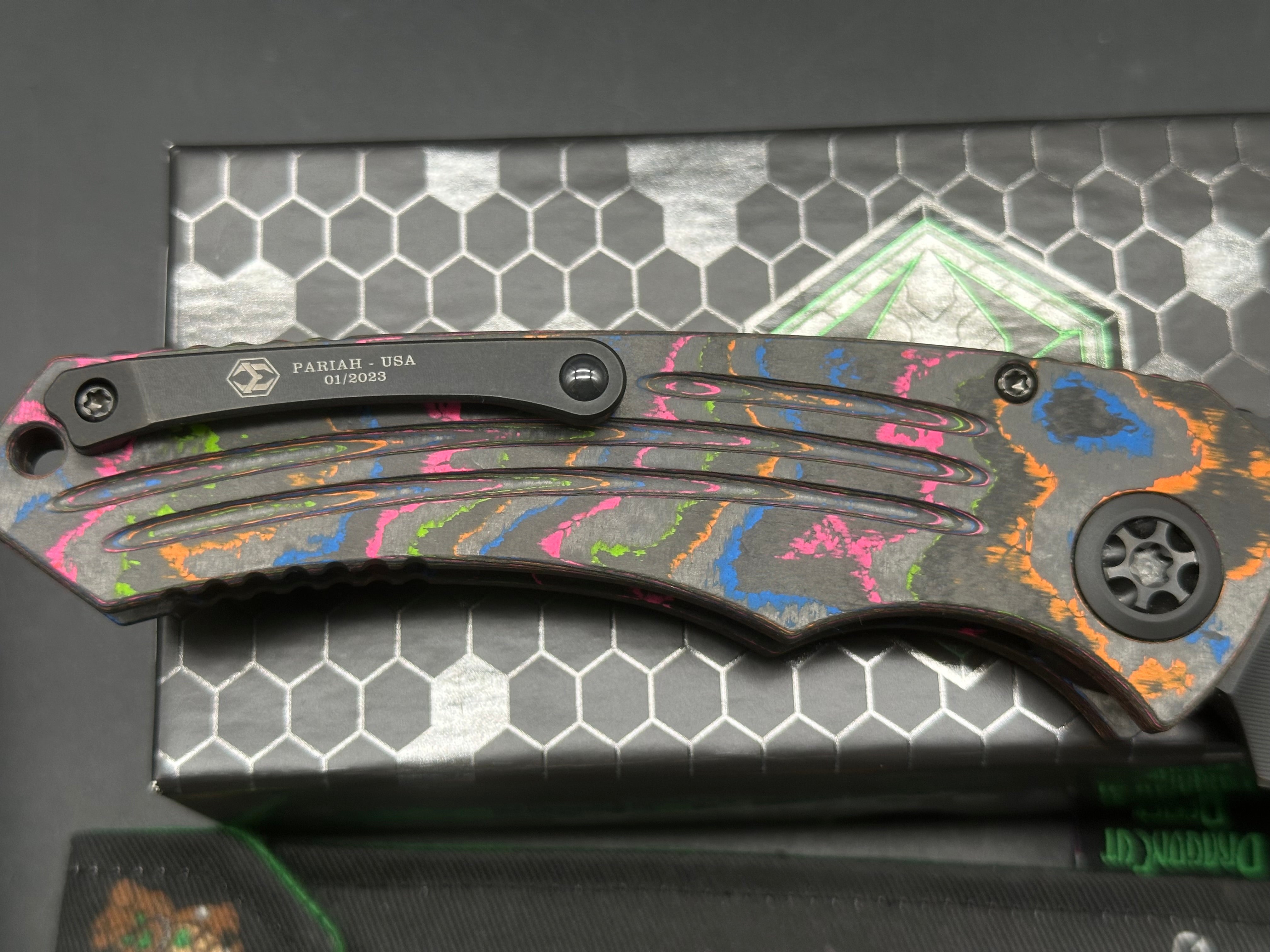 Heretic Pariah manual button lock Blade Runner HQ exclusive. 80's Fat Carbon and Magnacut blade