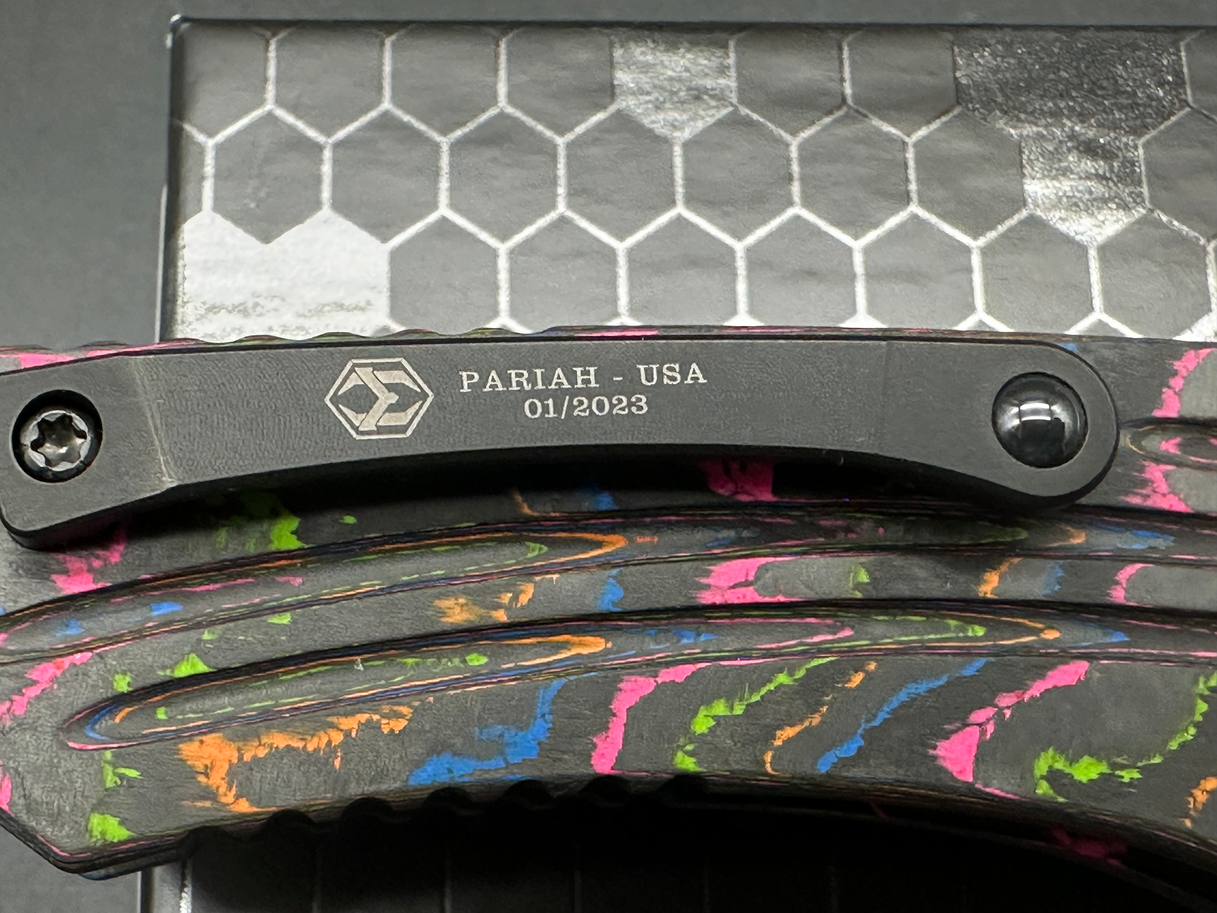 Heretic Pariah manual button lock Blade Runner HQ exclusive. 80's Fat Carbon and Magnacut blade