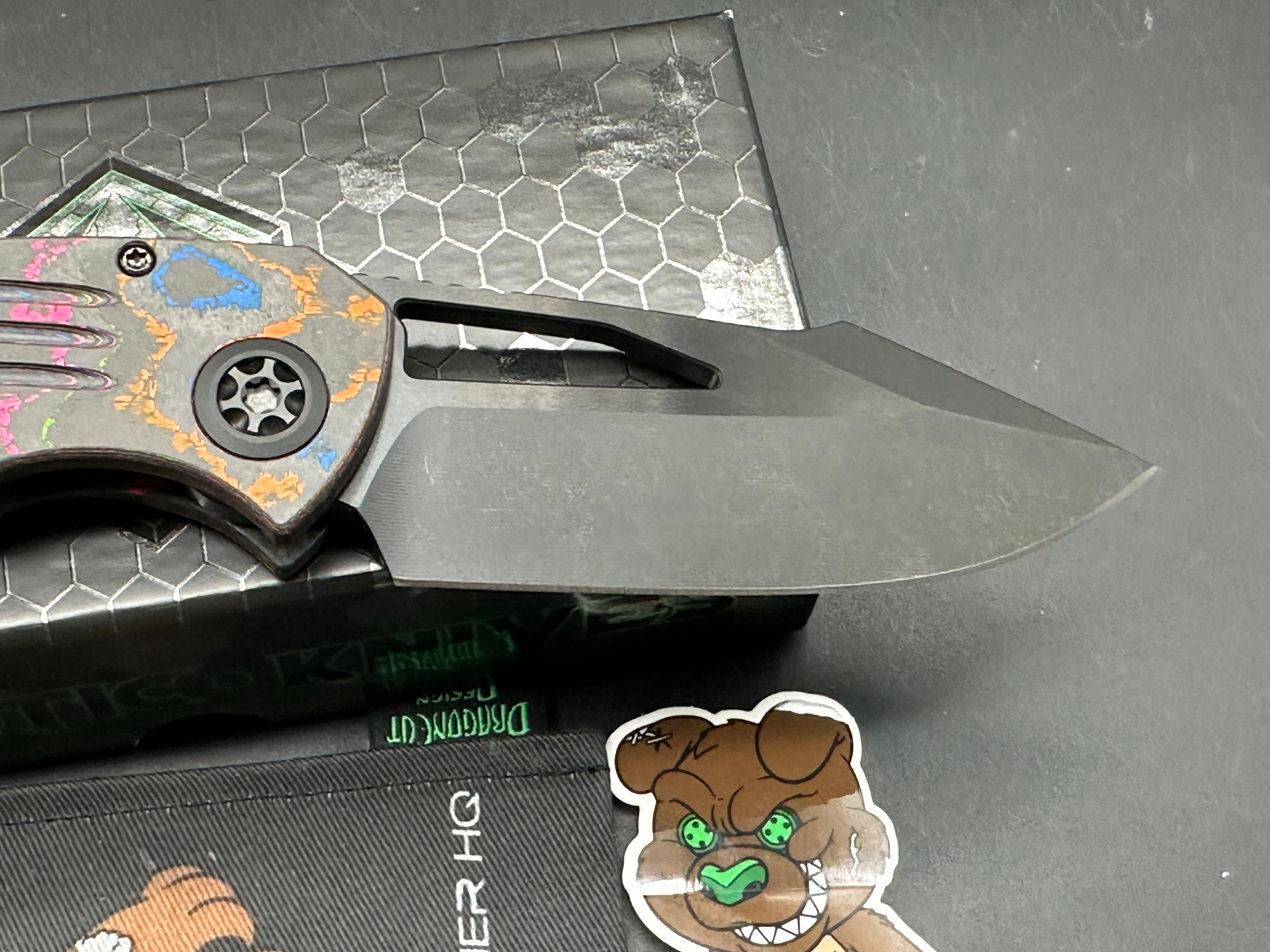 Heretic Pariah manual button lock Blade Runner HQ exclusive. 80's Fat Carbon and Magnacut blade