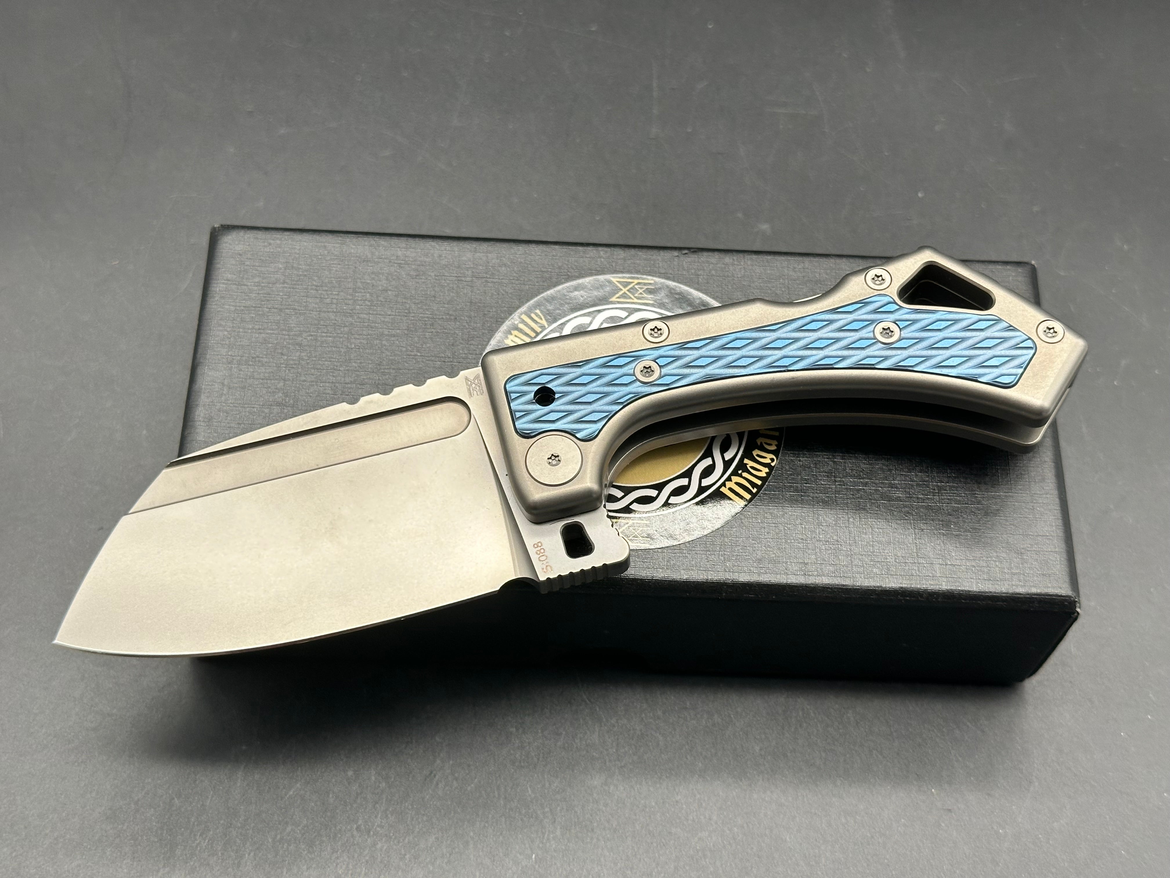 Midgards Messer - Nerthus/Grey Milled Ti Frame + Blue Ti Inlays & Clip